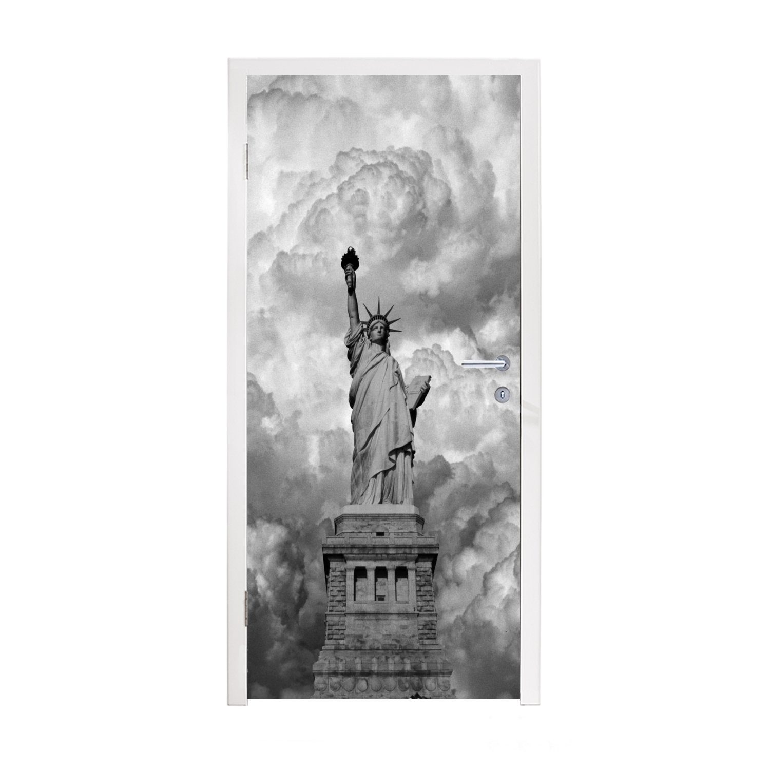 York an Türtapete schwarz-weiß, Türaufkleber, MuchoWow cm Tag in 75x205 Freiheitsstatue Matt, für bedruckt, in einem (1 St), New Tür, bewölkten Fototapete