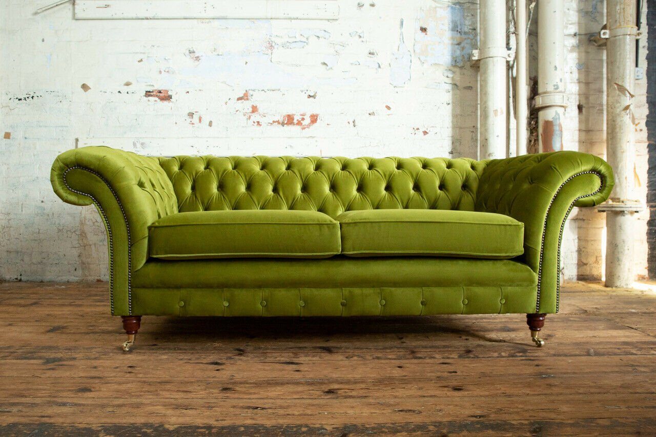 Auswahl Couch Couchen JVmoebel Dreisitzer, Textil Chesterfield Knöpfen. Die Farben Rückenlehne Chesterfield-Sofa mit zur 100