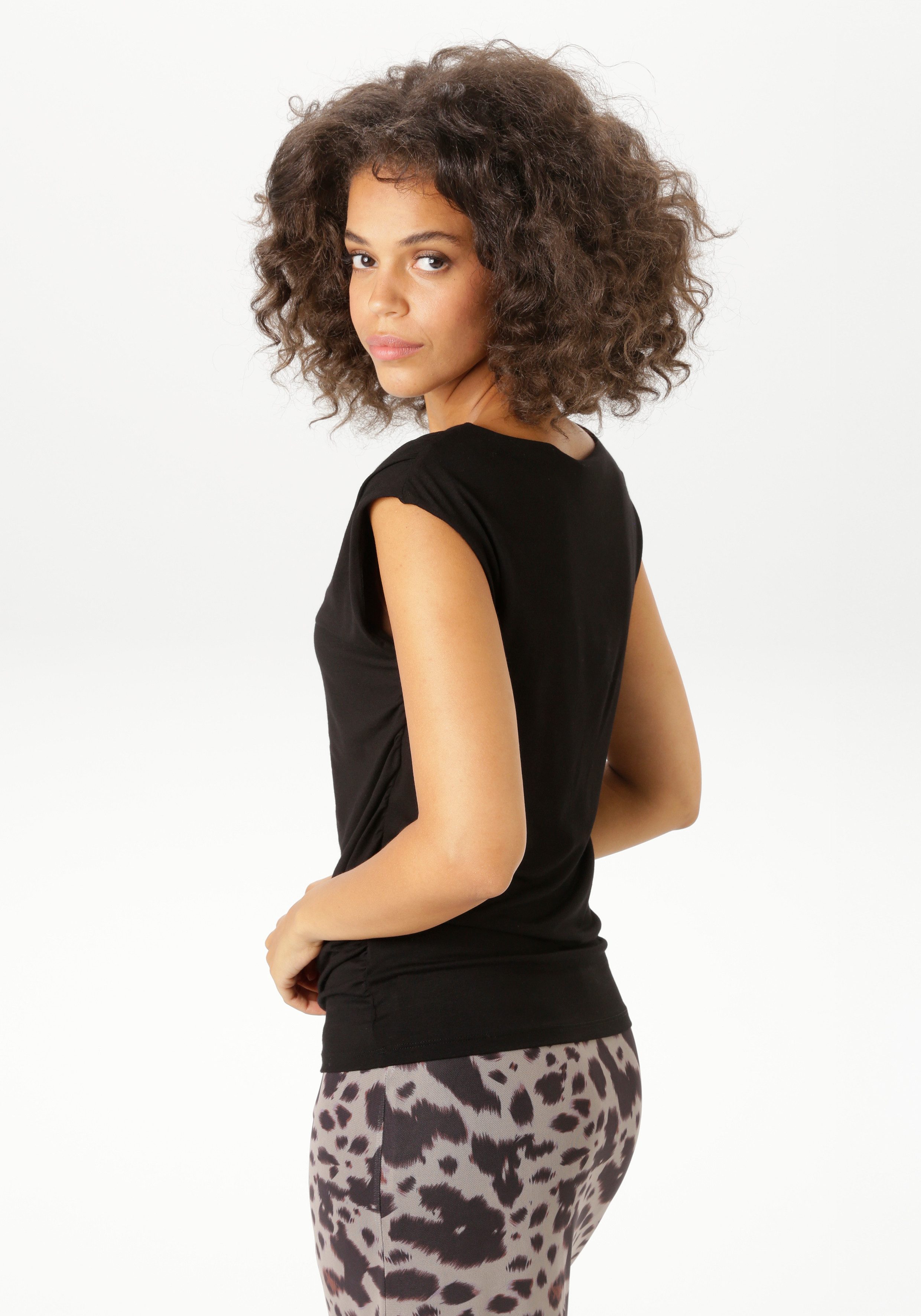 Aniston CASUAL T-Shirt mit Raffungen an den Seitennähten - NEUE KOLLEKTION günstig online kaufen