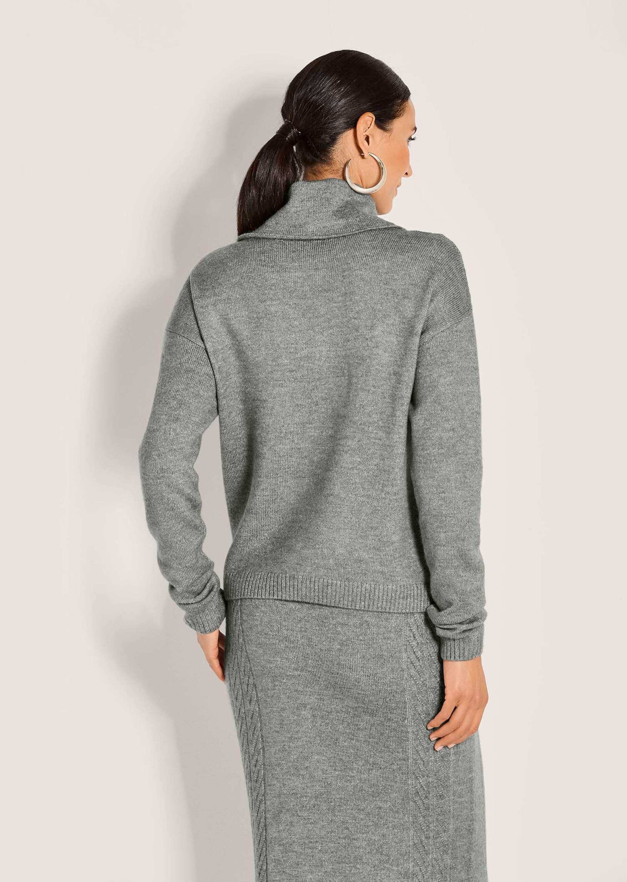 MADELEINE Strickpullover Stilvoller Viskosepullover mit Capuchon-Kragen Opulenter Winterpullover mit Zopfstrick und Langarm