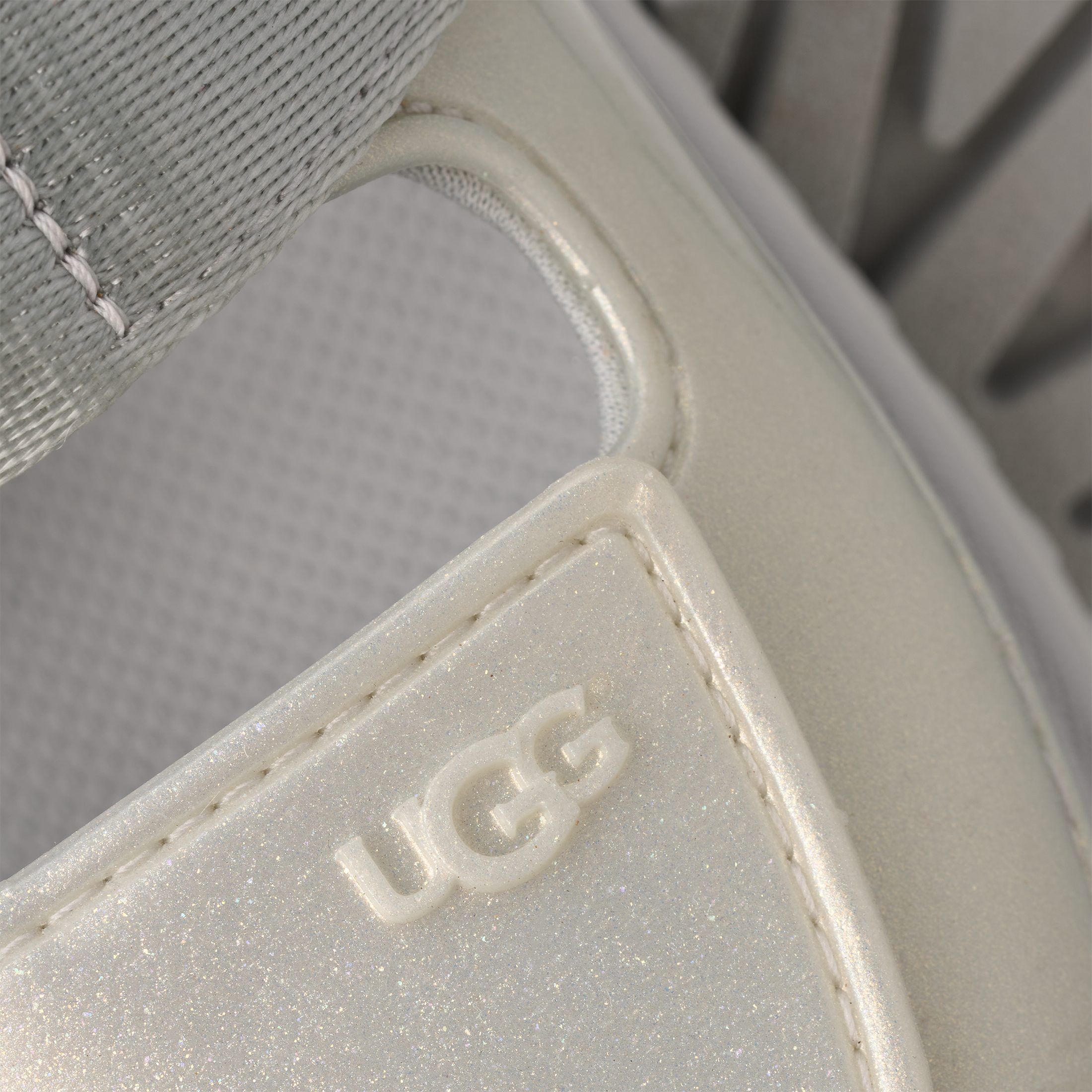 UGG GOLDENGLOW GLOSSY SPARKLES Sandale Klettschuh, Sommerschuh mit trendy Plateausohle
