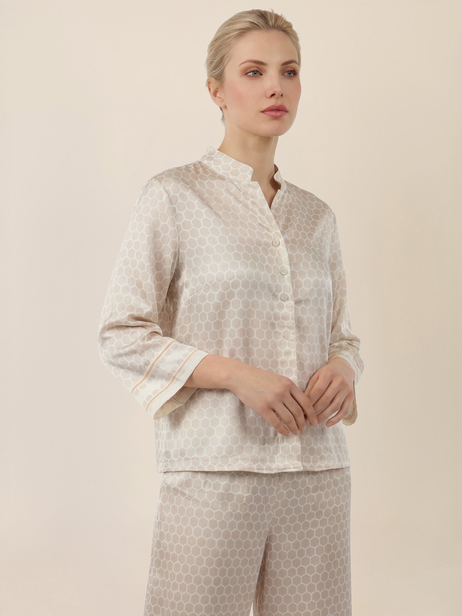 Apart Blusenshirt mit Stehkragen und Punktmuster