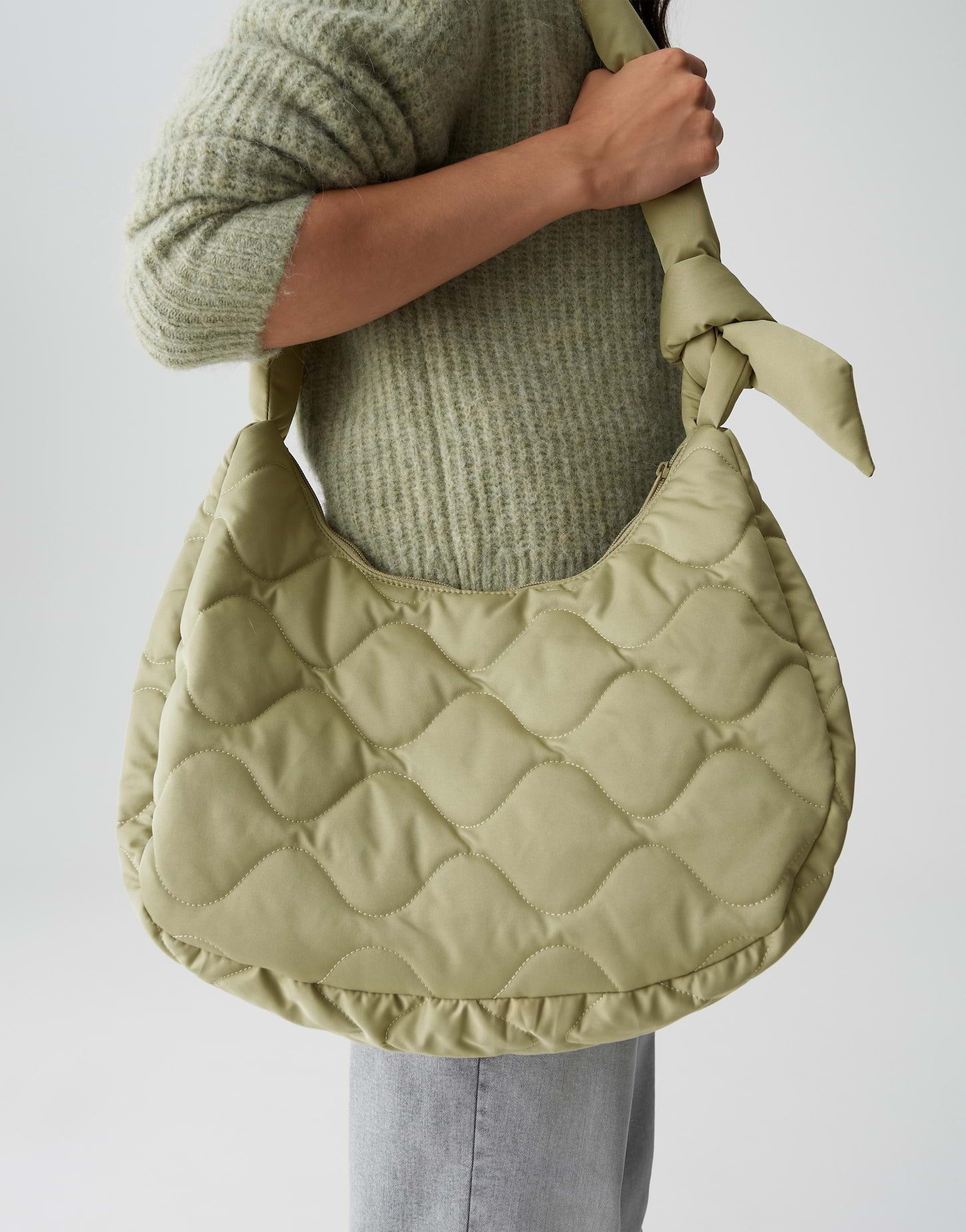 OPUS Umhängetasche APADDIE wattiert mit Knotendetail, one size, glatter Griff, matter Glanz in der Oberfläche