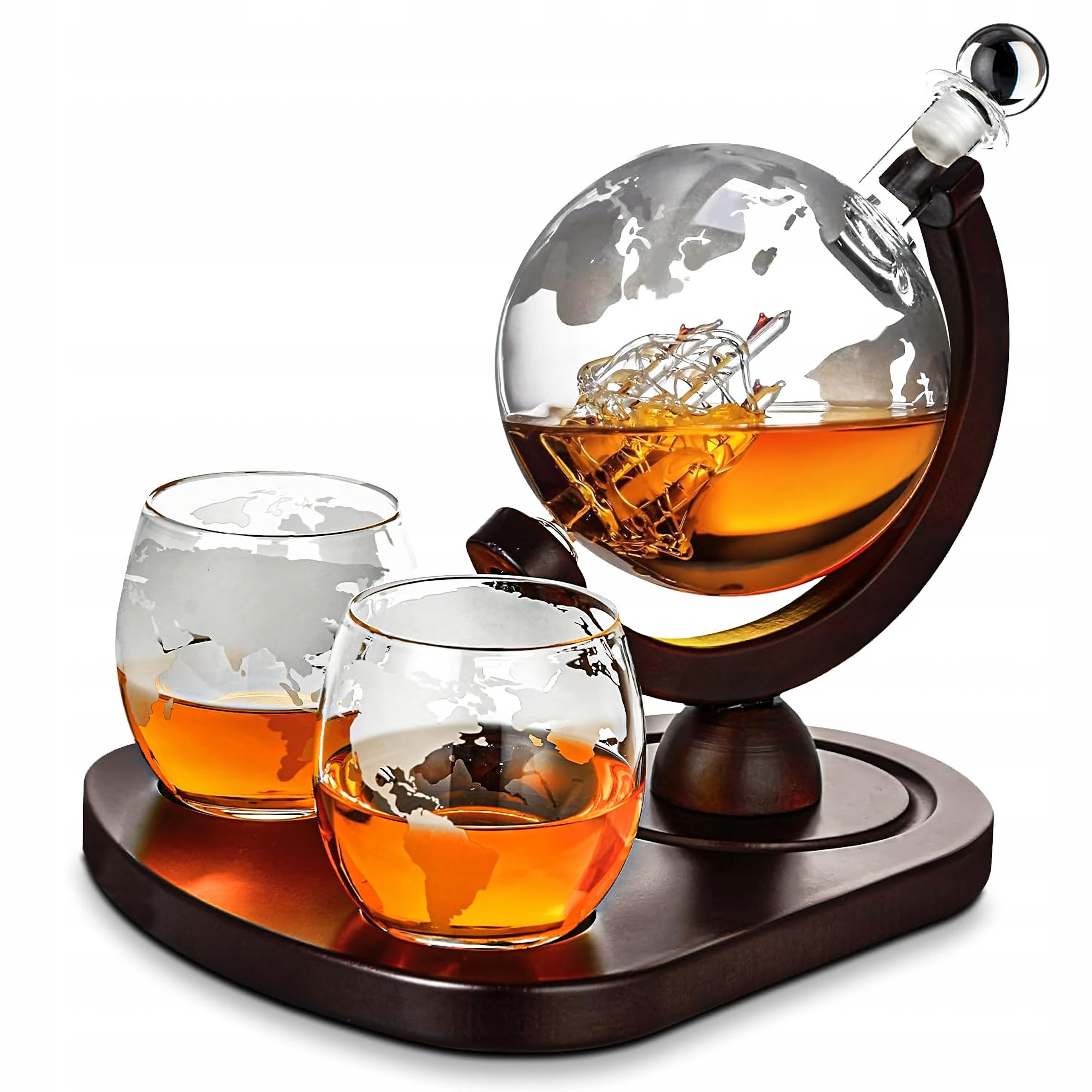 Realb2b Whiskyglas Whisky Karaffe Set Globus 850ml mit 2 Gläsern Holzständer, Globus Design Gravur Segelschiff Glas Karaffe Holzständer Set
