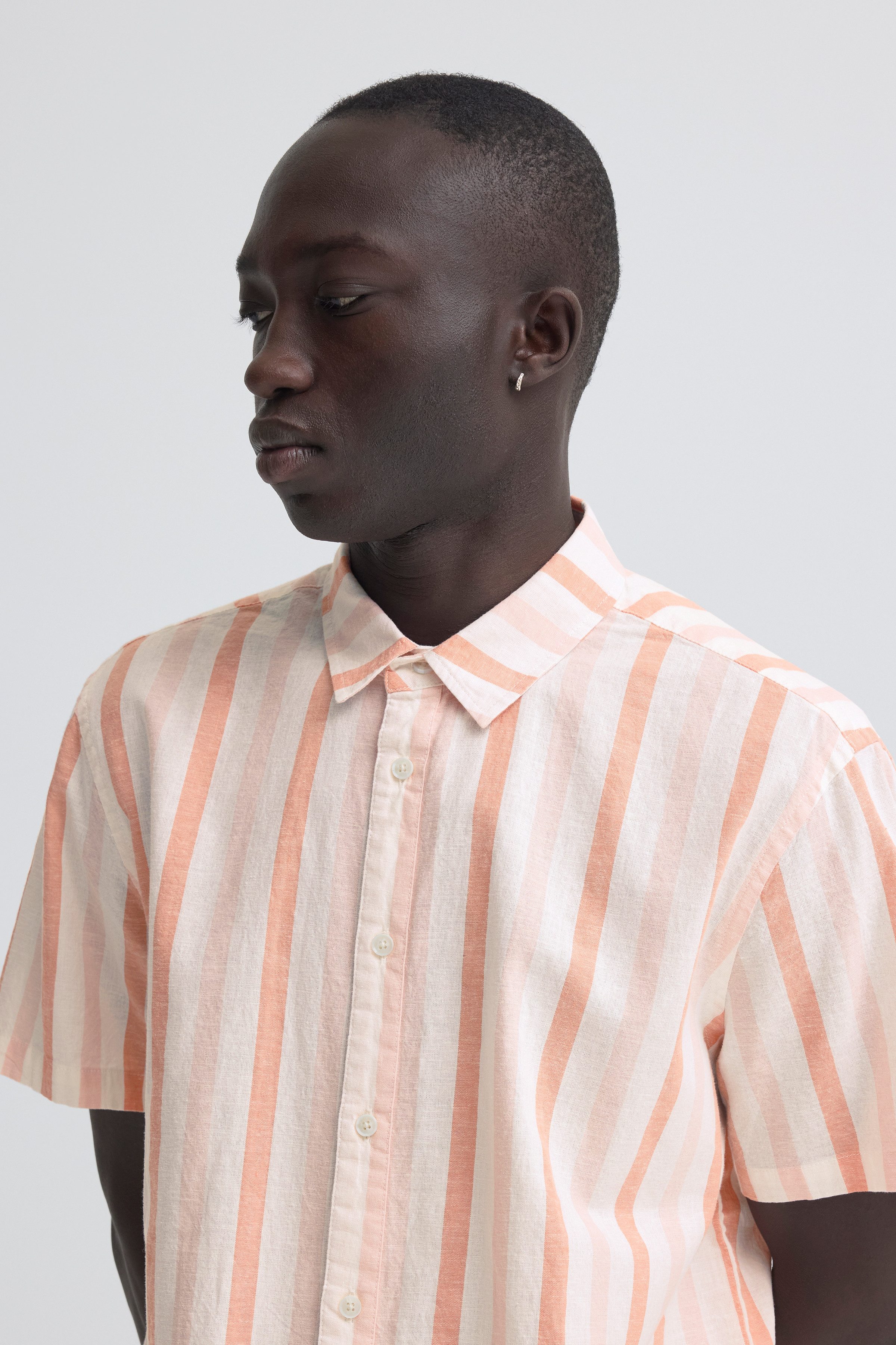 Blend Kurzarmhemd BHABAN SHIRT STRIPE aus Baumwollmischung, mit Leinen, Relaxed Fit, gestreifte Leinenoptik – Bild 3 von 5