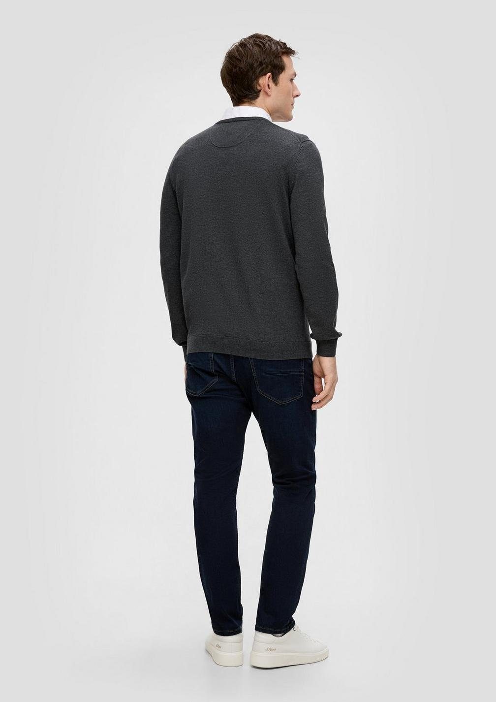 s.Oliver V-Ausschnitt-Pullover Casual (1-tlg) mit V-Ausschnitt und Logo-Stickerei, Feinstrick – Bild 5 von 5