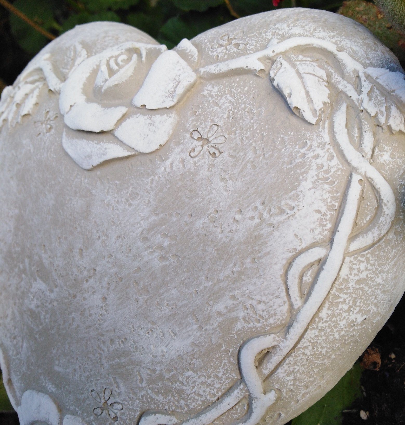 Grabherz grau/weiß in 14,5cm Rosen, Rosenranke Gartenfigur mit Radami