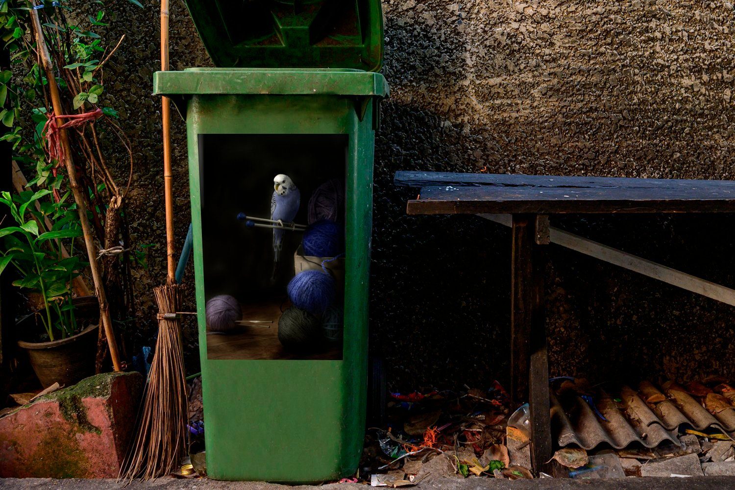 MuchoWow Wandsticker Sittich mit Wollknäuel auf St), Mülleimer-aufkleber, Hintergrund Abfalbehälter Mülltonne, schwarzem Sticker, Container, (1