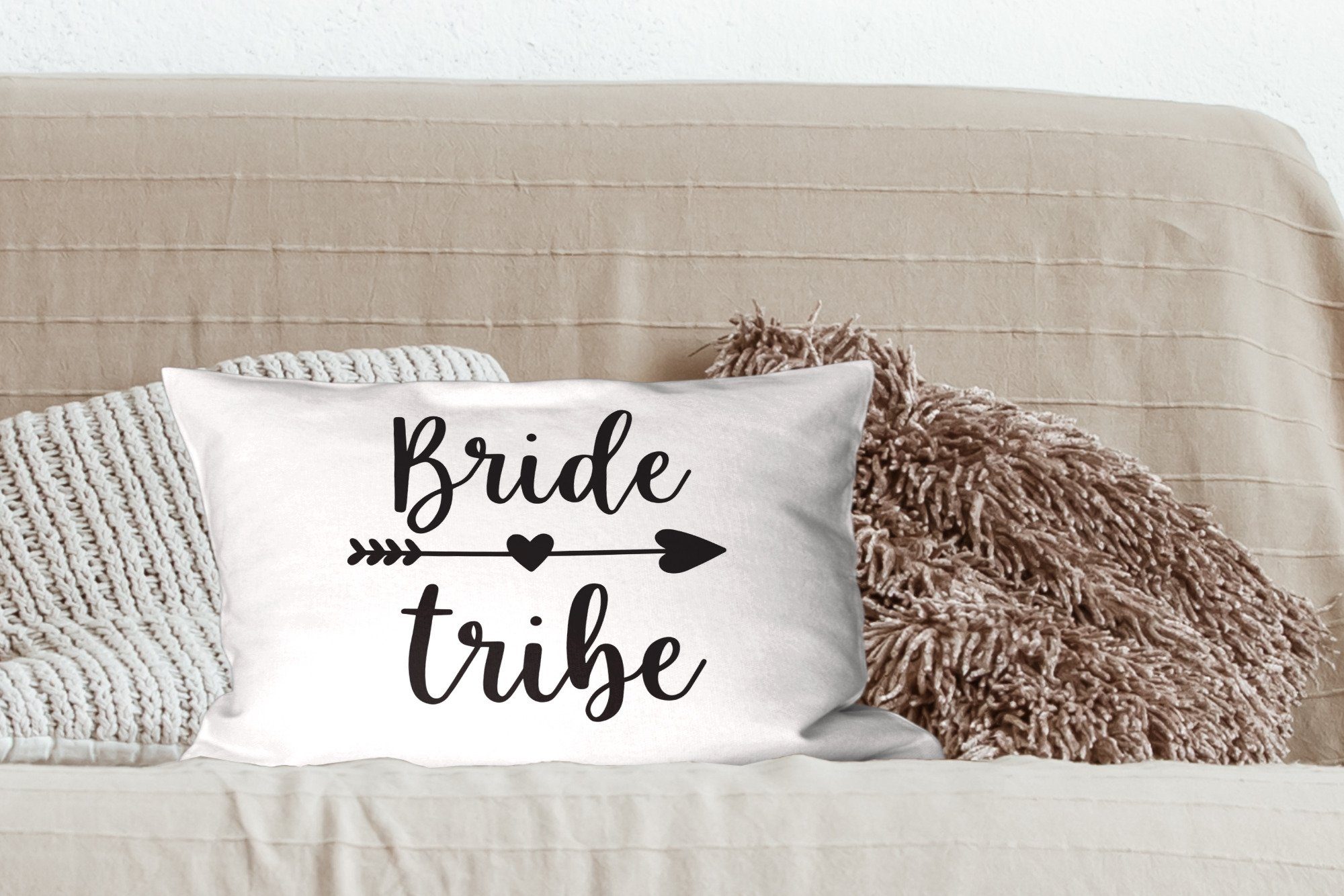 Zierkissen, Herz durch Füllung, und mit Schlafzimmer auf Pfeil mit Dekoration, ein Worten MuchoWow weißem, den Dekokissen Wohzimmer Dekokissen "Tribe" "Bride"