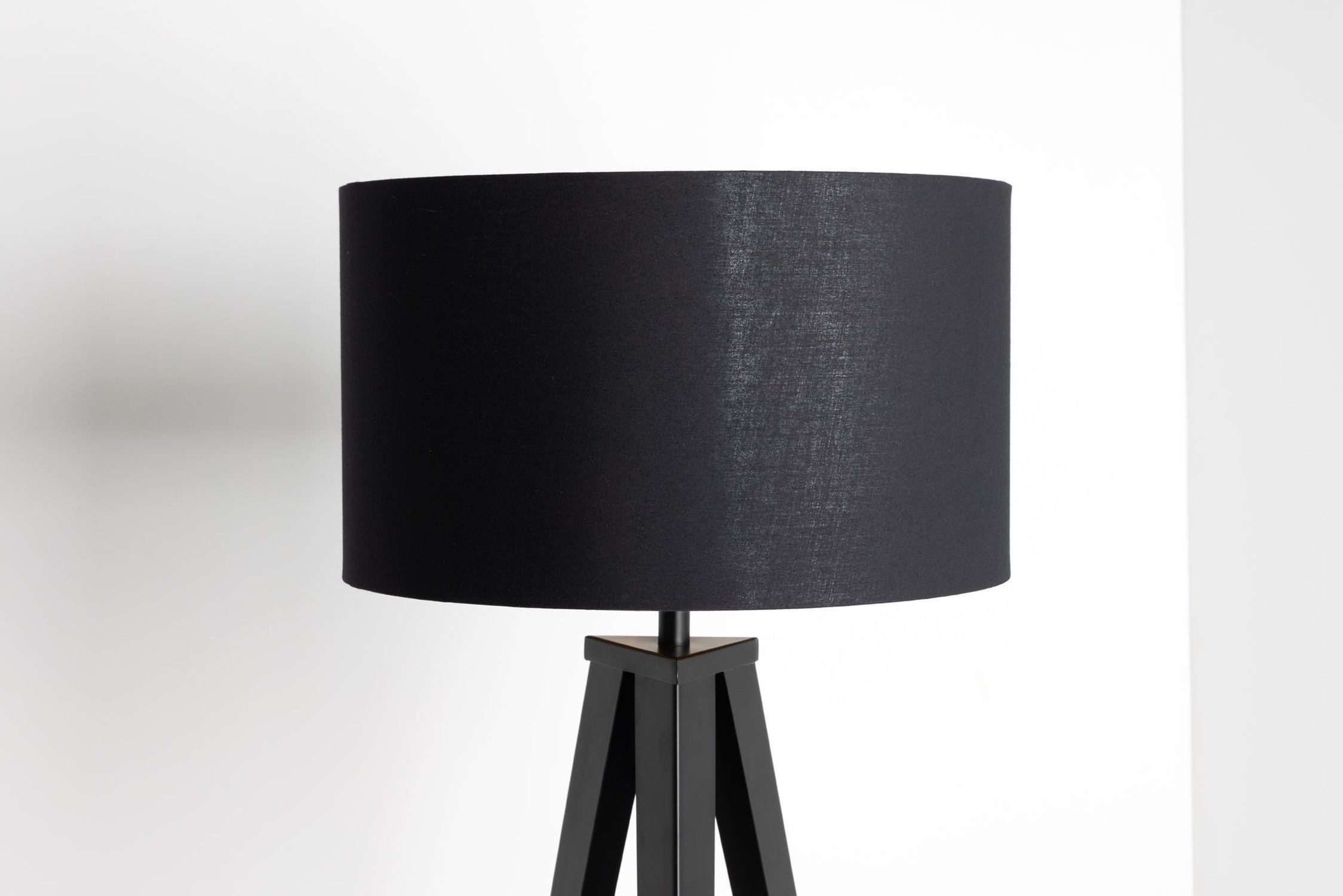 Licht-Erlebnisse Lampenschirm LAMPENSCHIRM, Stoffschirm rund D: 40 cm in Schwarz Gold für Tischlampe E27 Modern