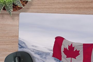 MuchoWow Gaming Mauspad Die kanadische Flagge in einer Winterlandschaft (1-St), Mousepad mit Rutschfester Unterseite, Gaming, 40x40 cm, XXL, Großes