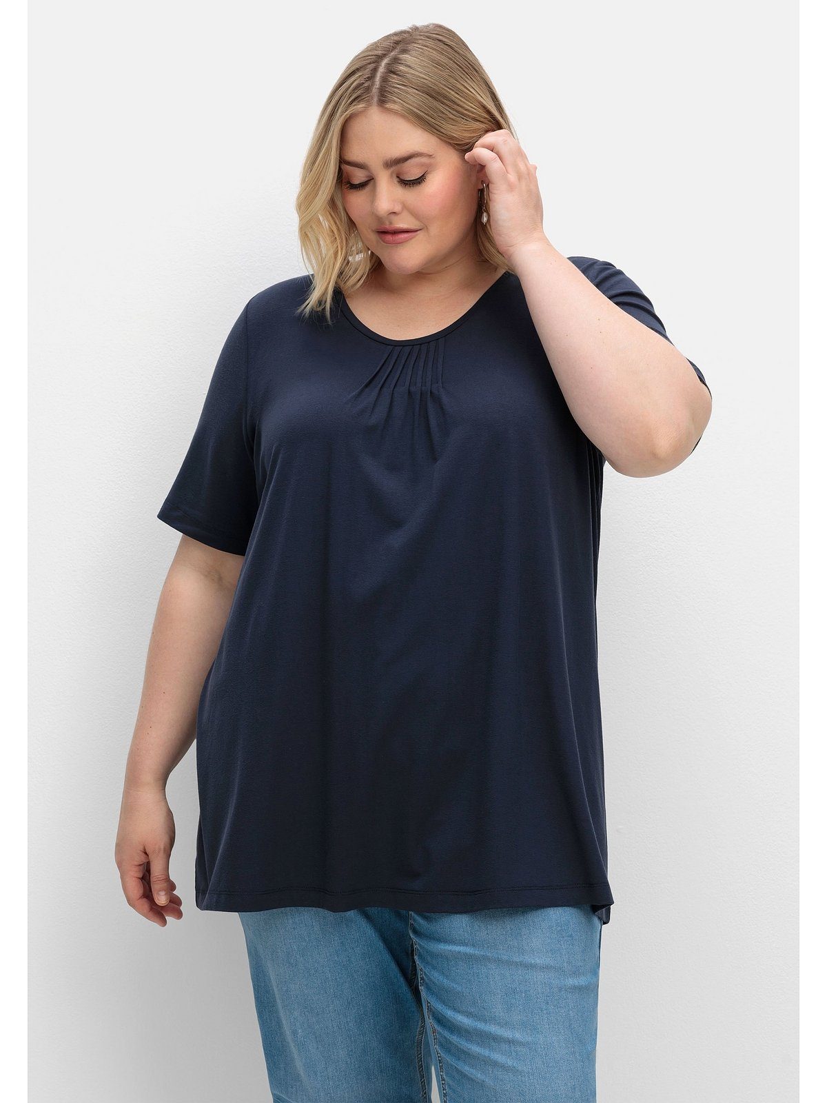 Sheego Rundhalsshirt Große Größen in A-Linie, mit Falten am Ausschnitt nachtblau | T-Shirts