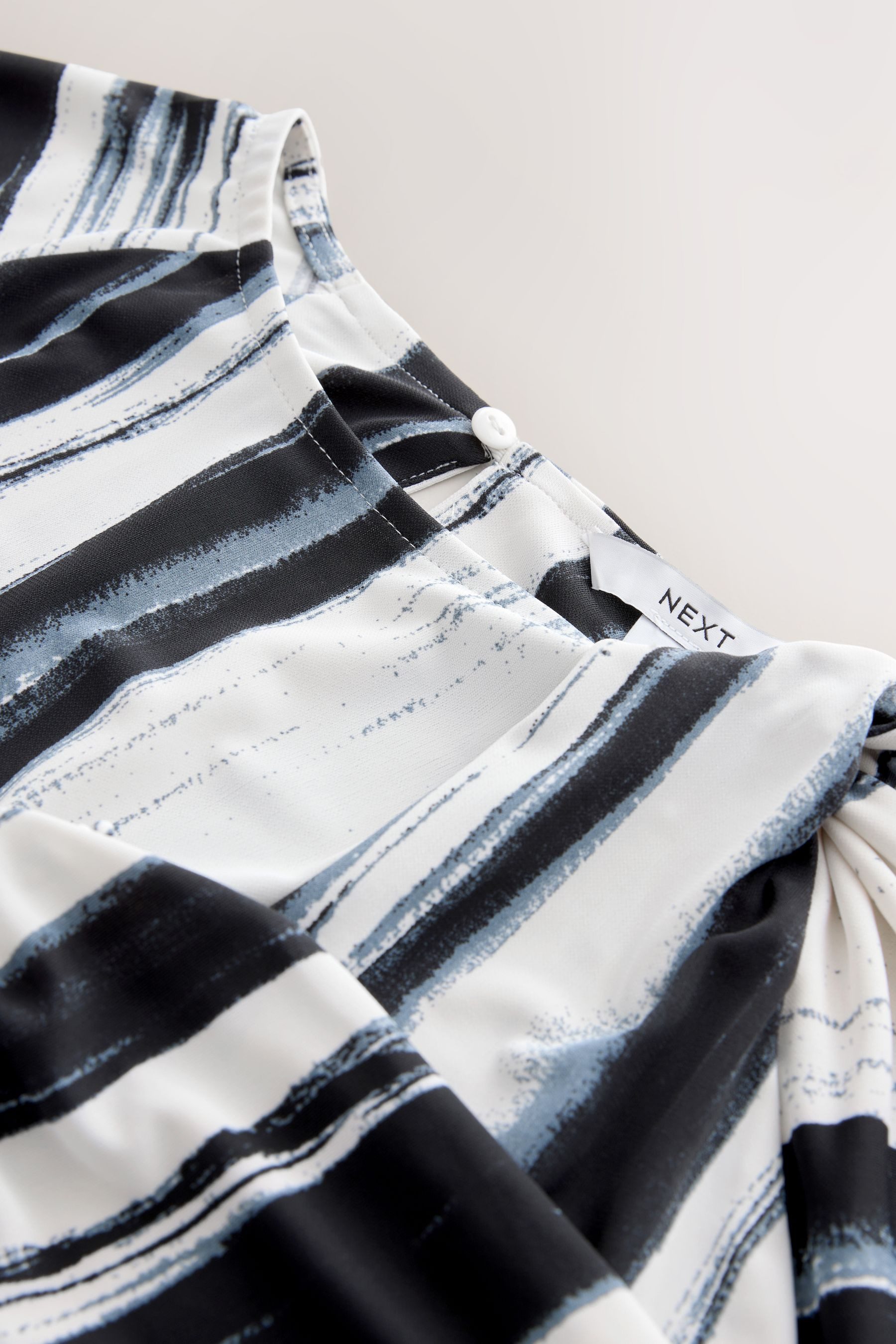 Next Langarmbluse Langärmelige Bluse mit Drehdetail am Ausschnitt (1-tlg) – Bild 5 von 5
