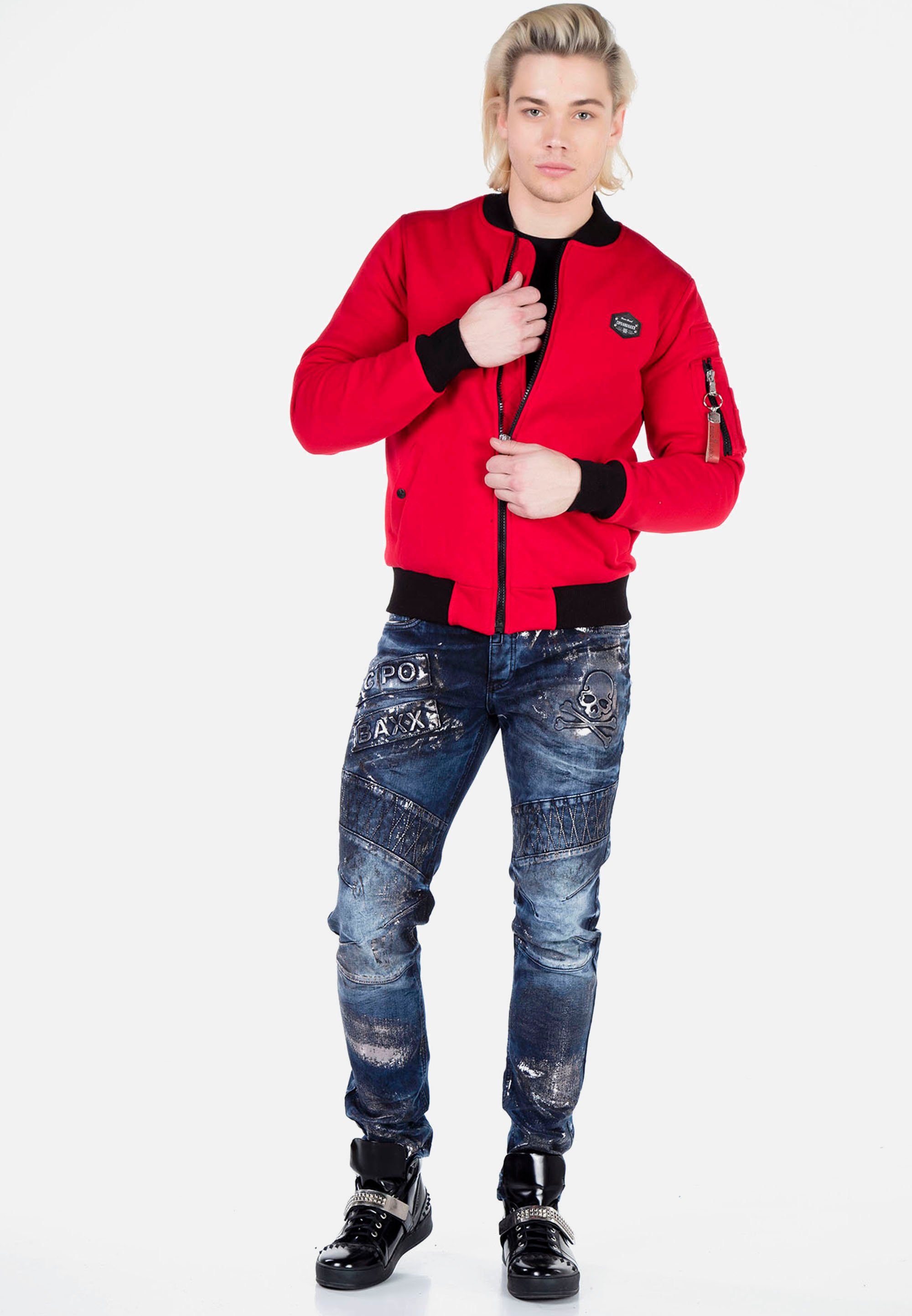 Reißverschluss rot und Revers Baxx mit Cipo & Sweatjacke