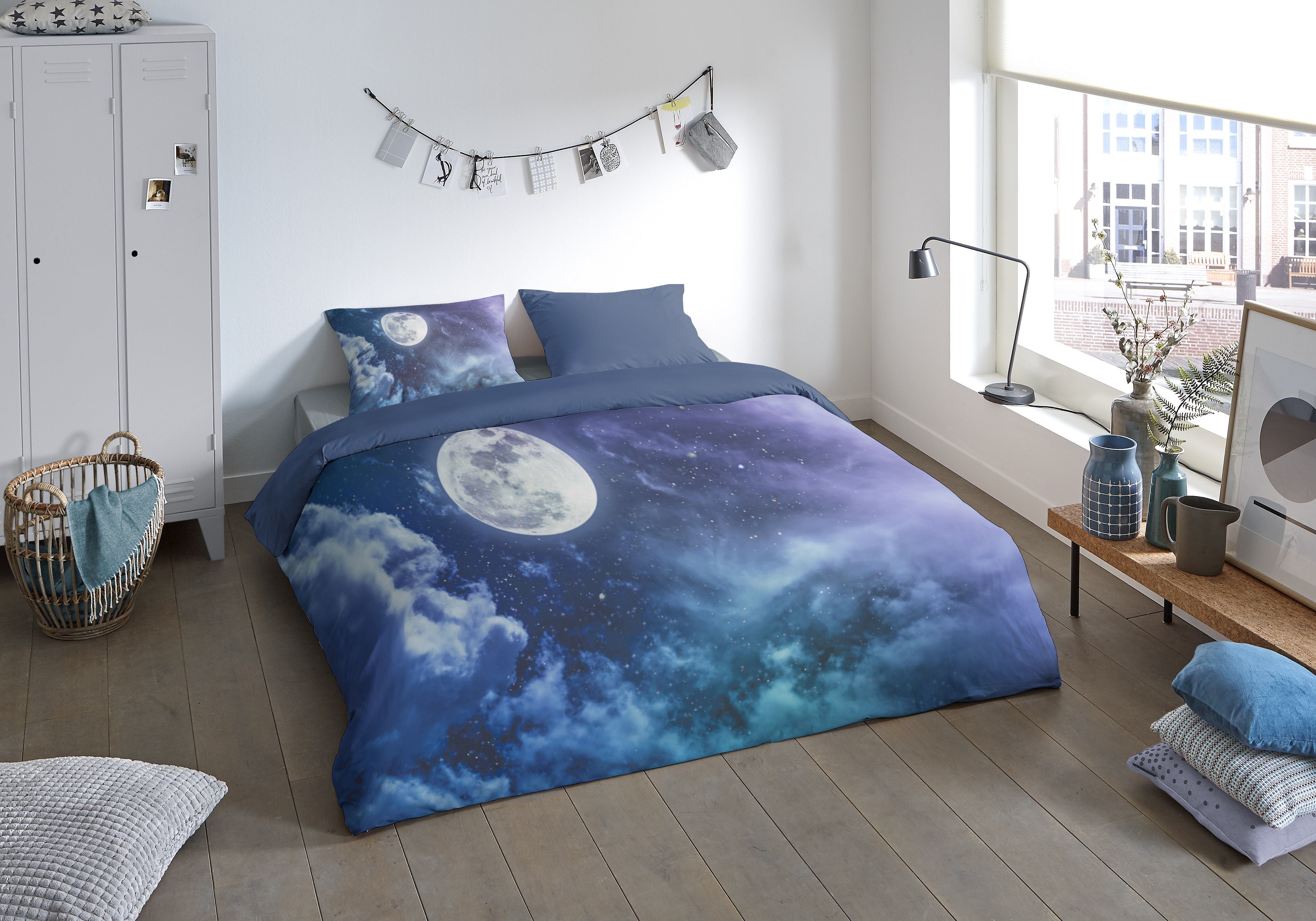 PURE luxury collection Wendebettwäsche Universee, Microfaser, 2 teilig, Mikrofaser, 135x200, Pflegeleicht, Reißverschluss, Wende, Mond, Blau