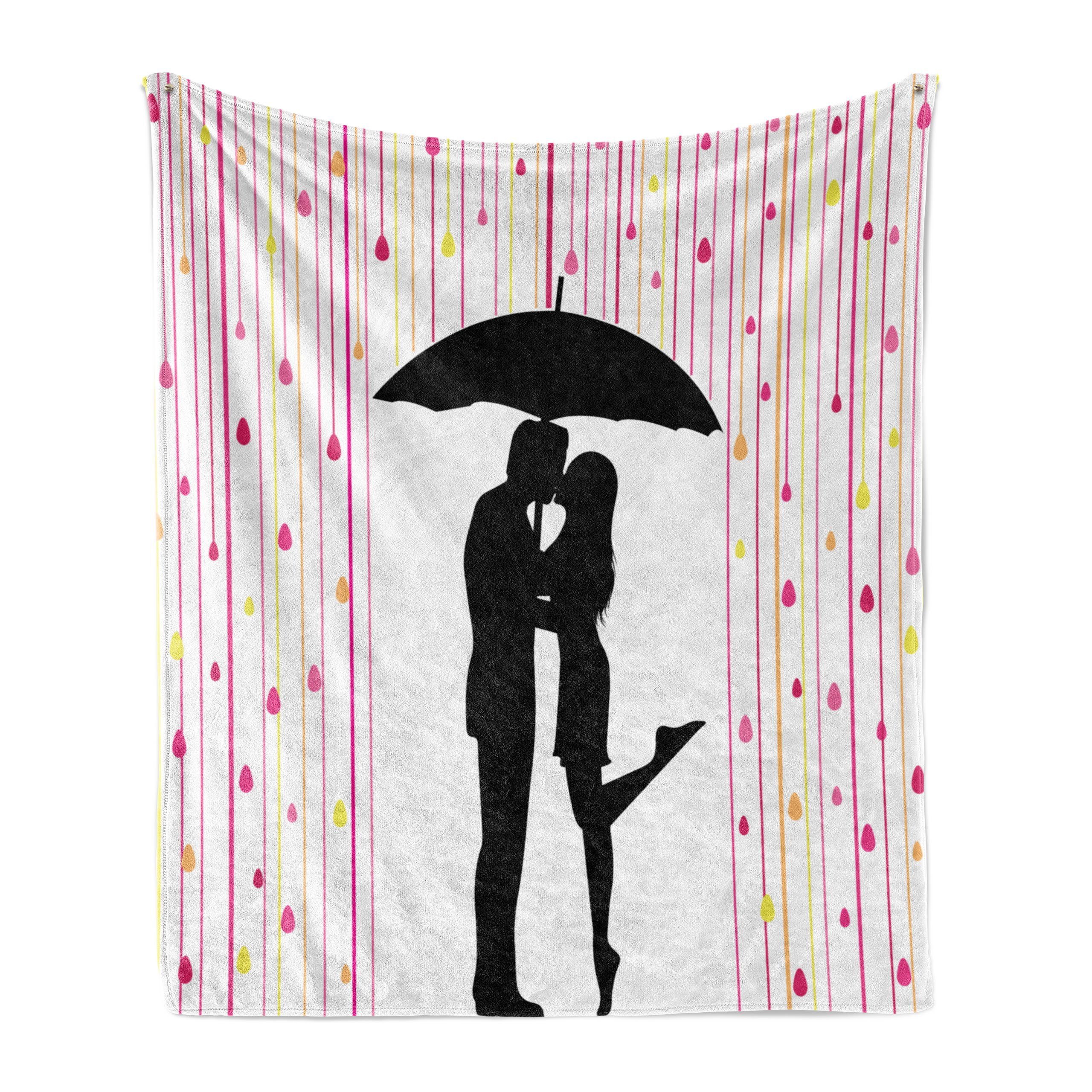 Wohndecke Gemütlicher Plüsch für den Innen- und Außenbereich, Abakuhaus, küssen Paar Regenschirm Romantik | Wohndecken