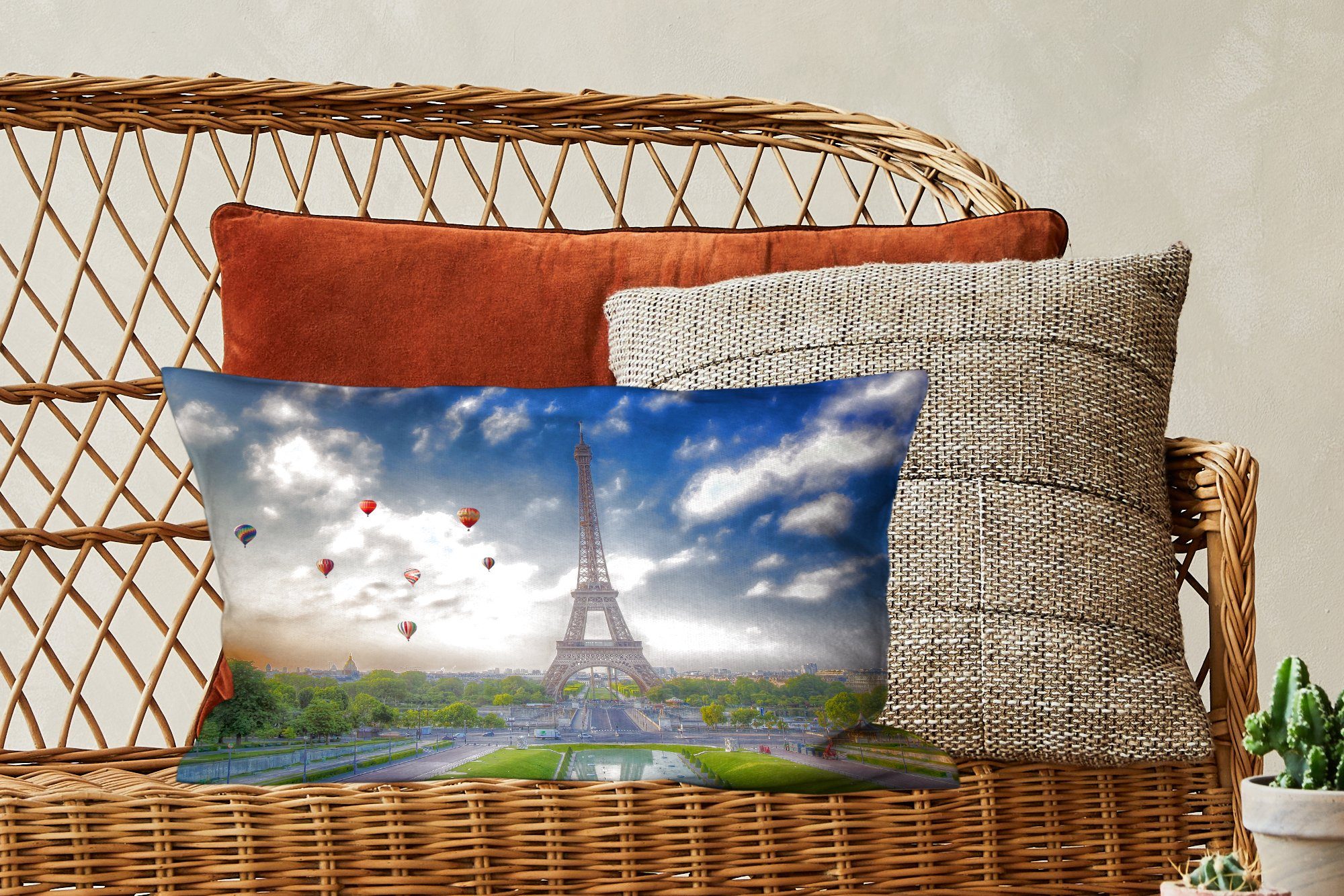 MuchoWow Dekokissen Der Hintergrund Paris, Dekokissen Eiffelturm Wohzimmer Schlafzimmer mit Füllung, Dekoration, Zierkissen, Heißluftballons mit im über