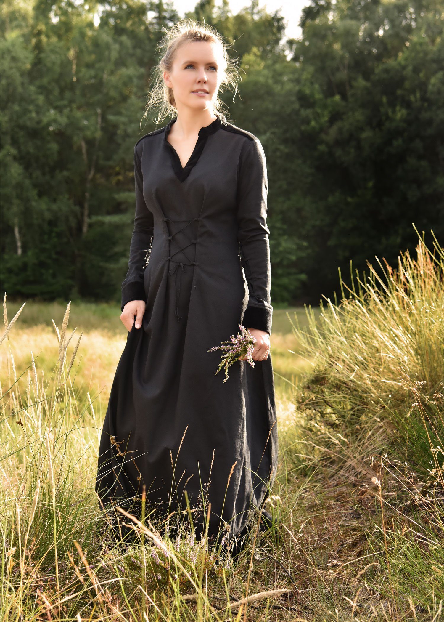 Battle Merchant Burgfräulein-Kostüm Mittelalterliches Kleid schwarz mit Samt-Details "Meira", Gr. L
