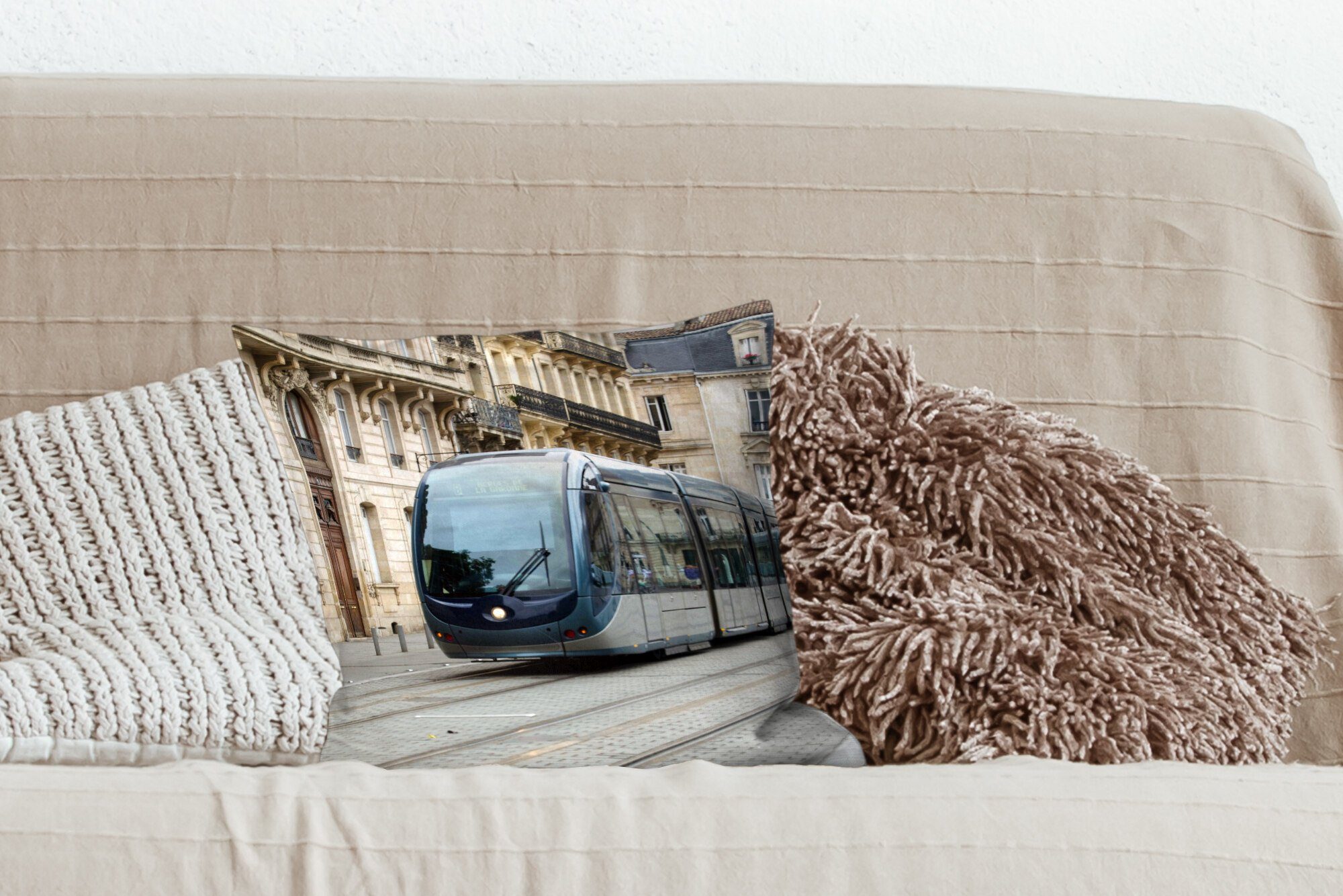 Dekokissen Wohzimmer, moderne Eine MuchoWow Zentrum Füllung Bordeaux, mit Deko, fährt Straßenbahn das Zierkissen für Sofakissen von durch Schlafzimmer,