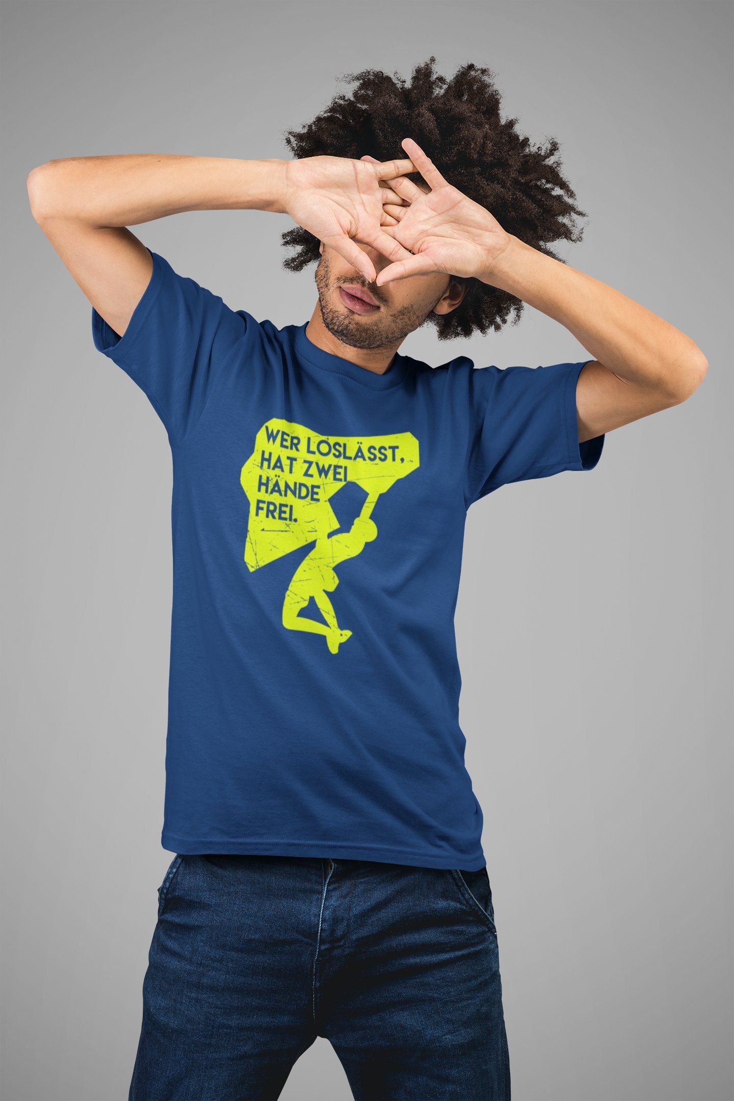 Baddery Print-Shirt Kletter Tshirt: "Wer loslässt hat zwei Hände frei" - T-Shirt Klettern, hochwertiger Siebdruck, auch Übergrößen, aus Baumwolle – Bild 2 von 3