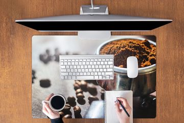 MuchoWow Gaming Mauspad Der frisch gemahlene Kaffee, umgeben von Espressobohnen (1-St), Büro für Tastatur und Maus, Mousepad Gaming, 90x60 cm, XXL, Großes