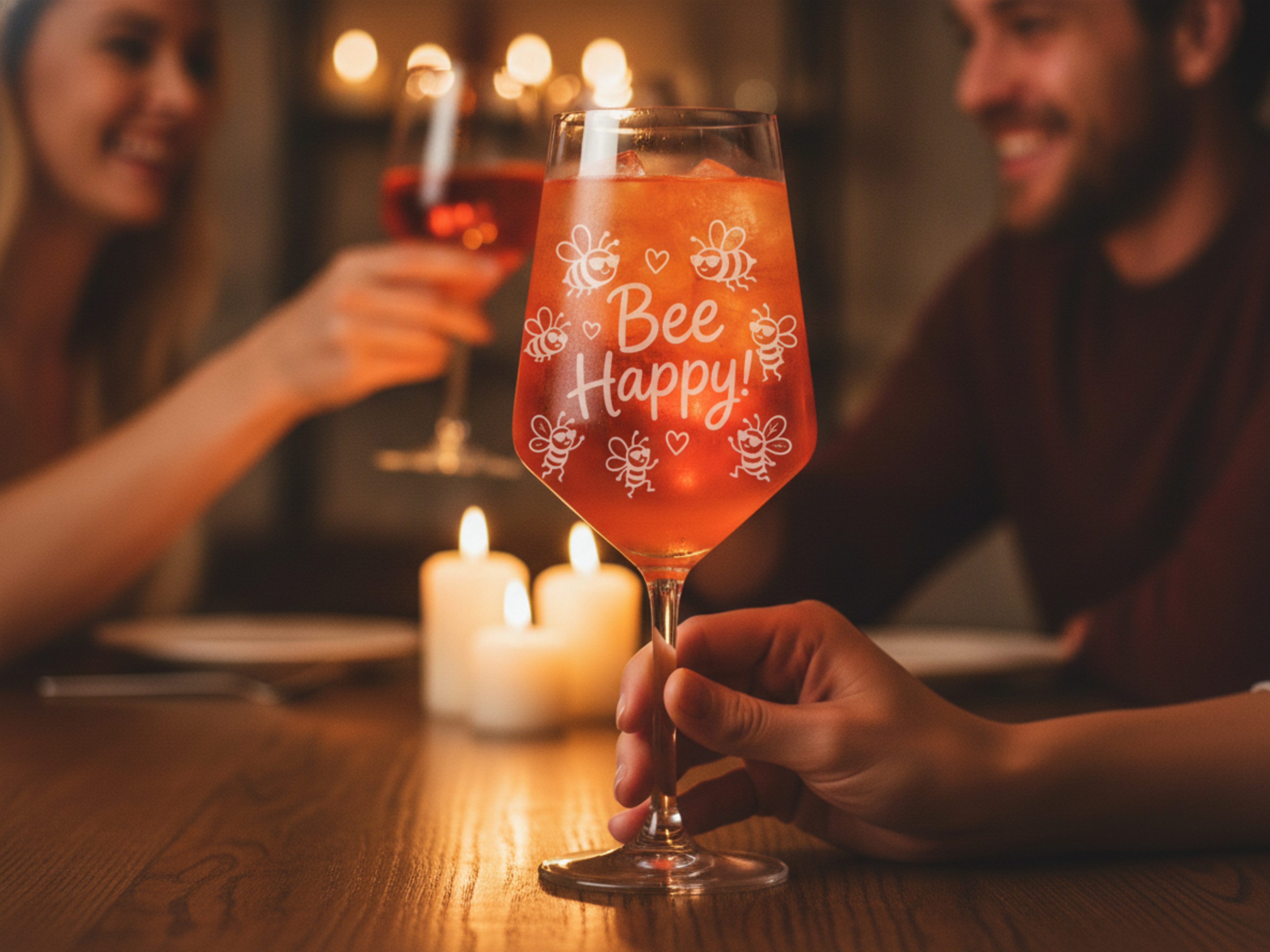 Valhalla Weinglas Valhalla Weinglas Bee Happy Bienen graviert, spülmaschinenfest 350 ml, 1-tlg., Glas, Atemberaubende Darstellung