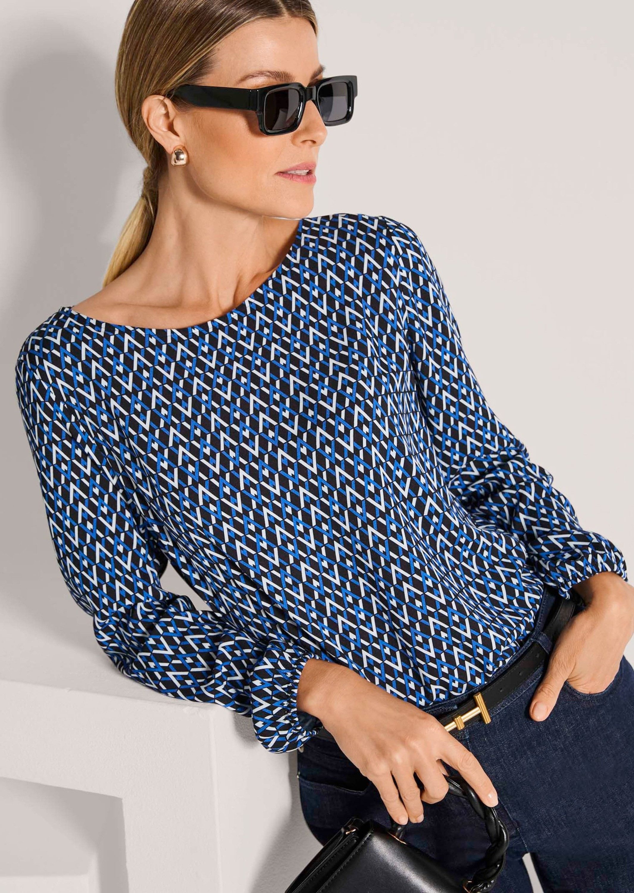 MADELEINE Schlupfbluse Viskosebluse mit grafischem Muster Printbluse mit Rundhals, Gummibündchen und Langarm