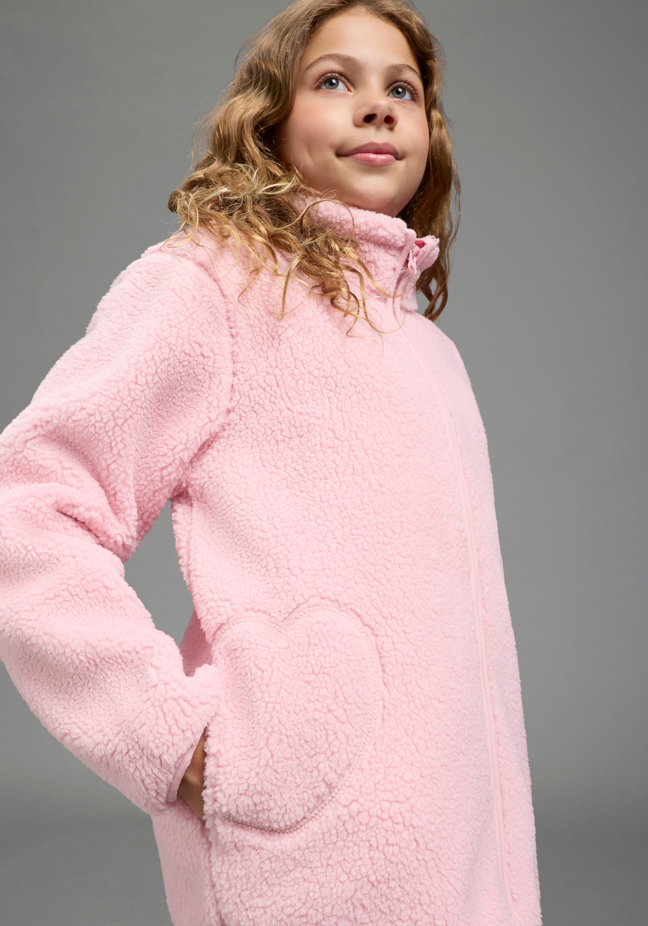 KIDSWORLD Fleecejacke Kuschel-Teddyplüsche Jacke mit Taschen in Herzform Weiche Fleecejacke mit Stehkragen, aus Plüsch-Polyester – Bild 3 von 5