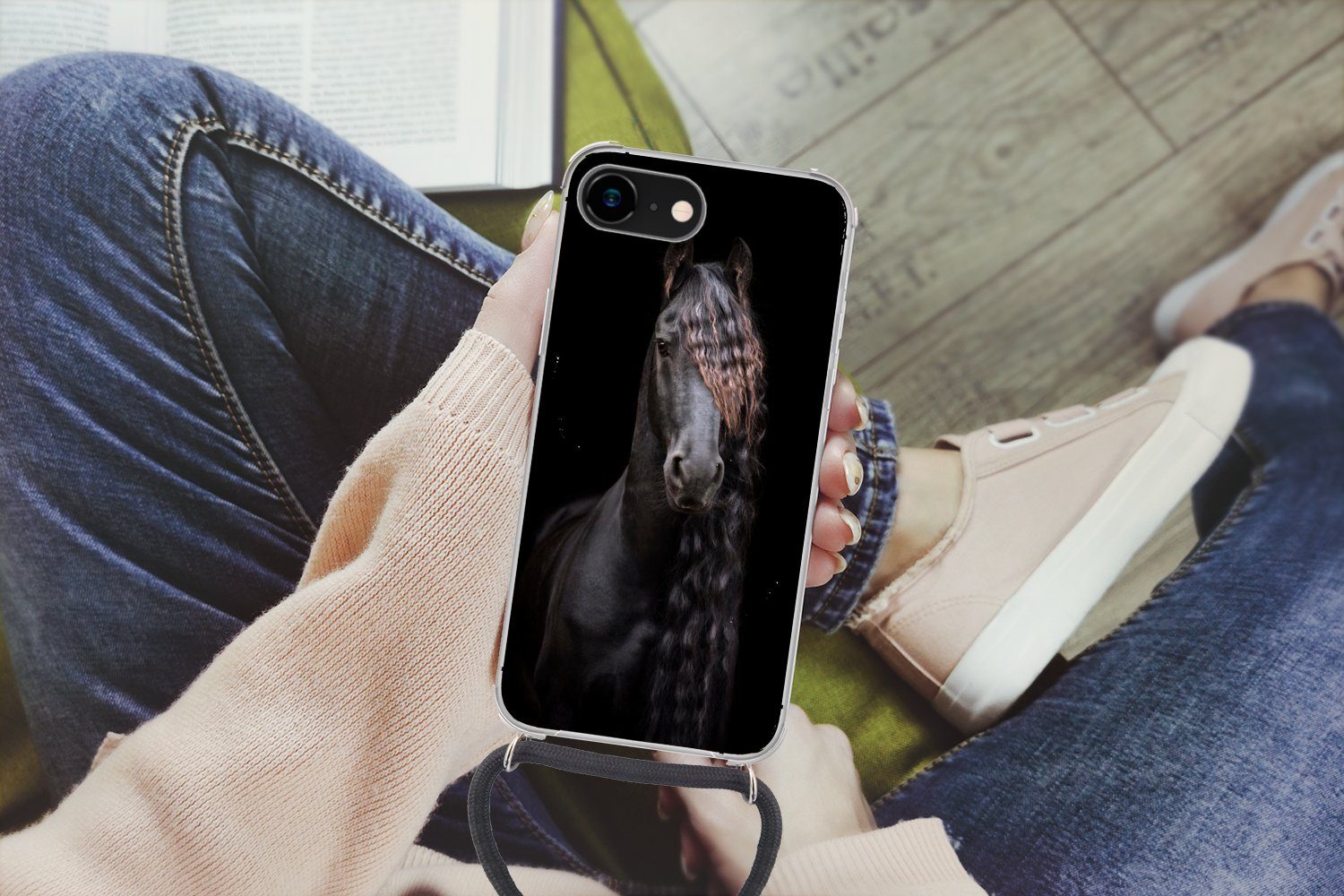 MuchoWow Handyhülle für Apple iPhone 8 Pferde - Friesisch - Mähne - Schwarz - Tiere, Tragbare Handyhüllen mit Kette zum umhängen, Handykette Handyband