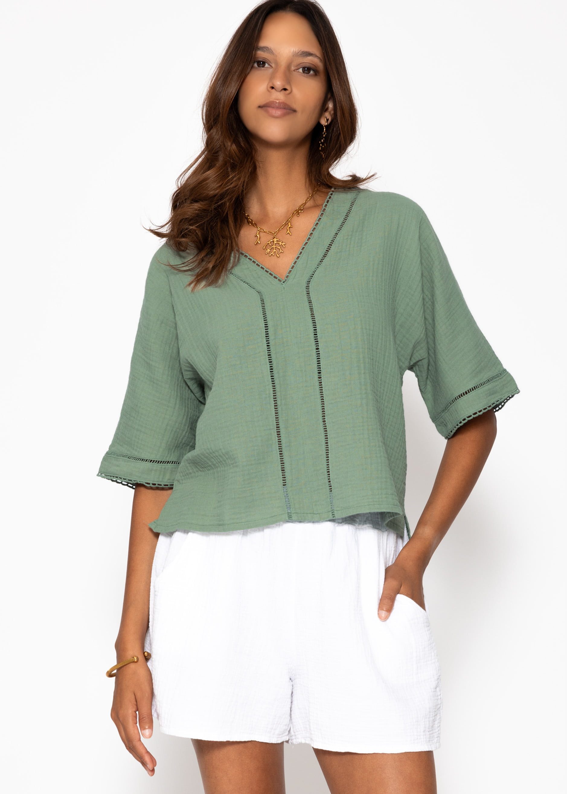 SASSYCLASSY Langarmbluse Musselinbluse mit Spitzeneinsatz für Damen Luftiges Shirt aus Baumwolle mit V-Ausschnitt Weiß Beige Flieder Grün