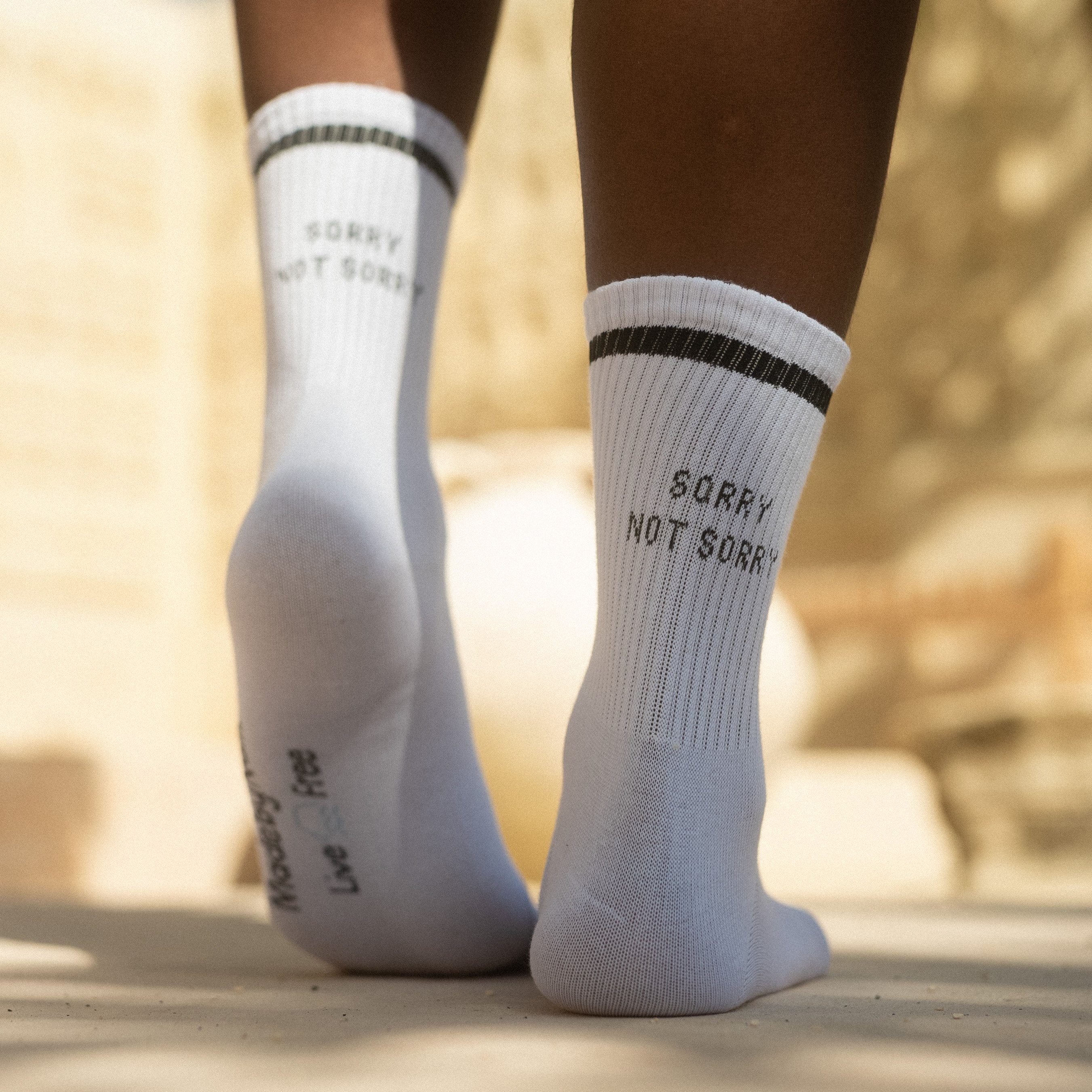 Made by Nami Tennissocken Weiße Tennissocken Atmungsaktive Crew Socks mit Sprüchen Retro Socken Lustige Socken mit Sprüchen Herren & Damen | Wandersocken