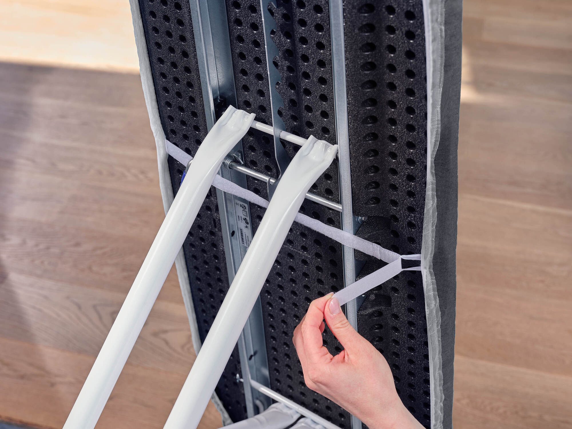 Leifheit Ersatz-Bügelbrettbezug Bügeltischbezug Thermo Reflect S/M Black, Zwei-Seiten-Bügeleffekt, 125x40cm, 3mm Molton-Komfortpolsterung – Bild 4 von 5