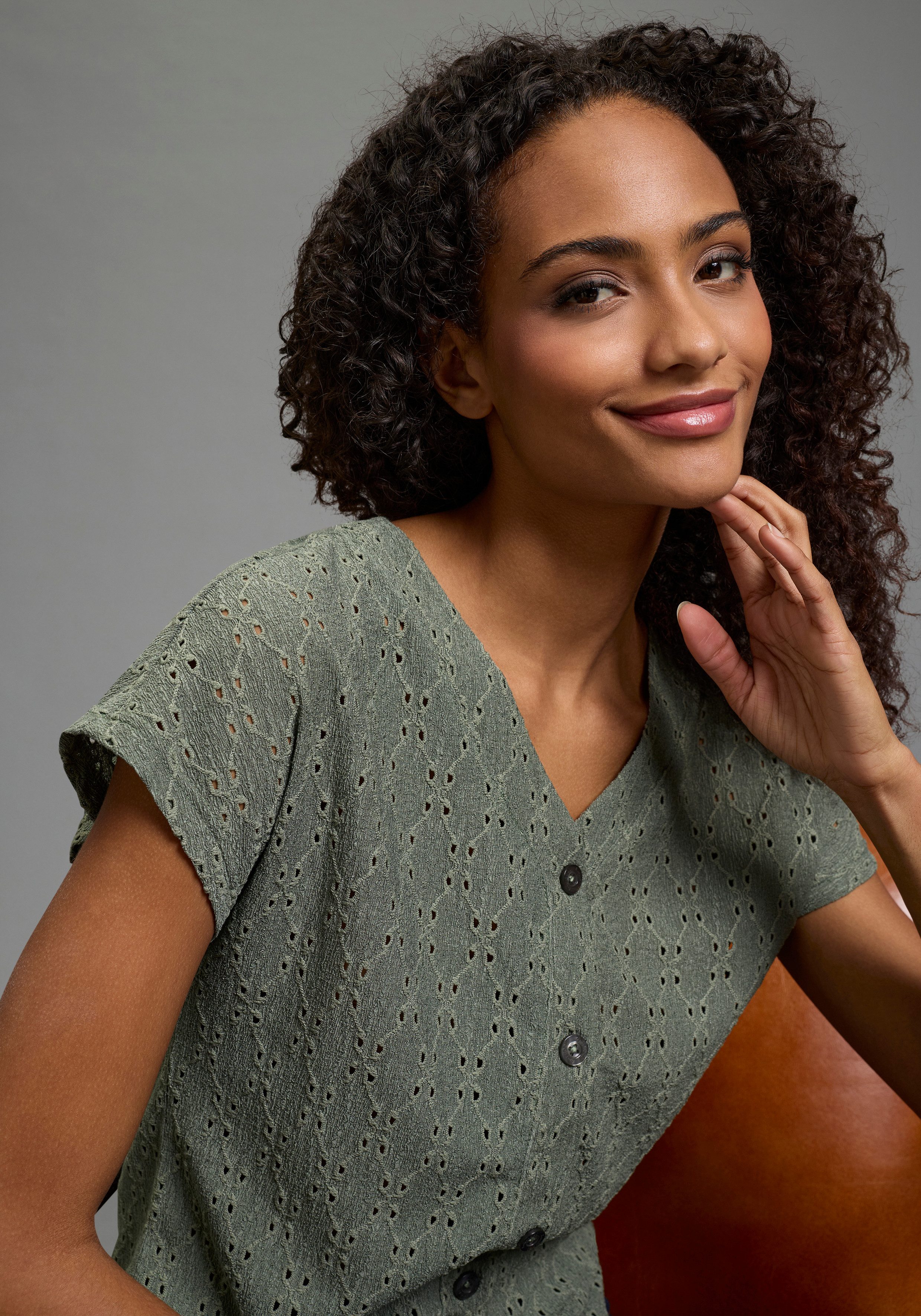 KangaROOS T-Shirt mit Knopfleiste und Allover Lochstickerei