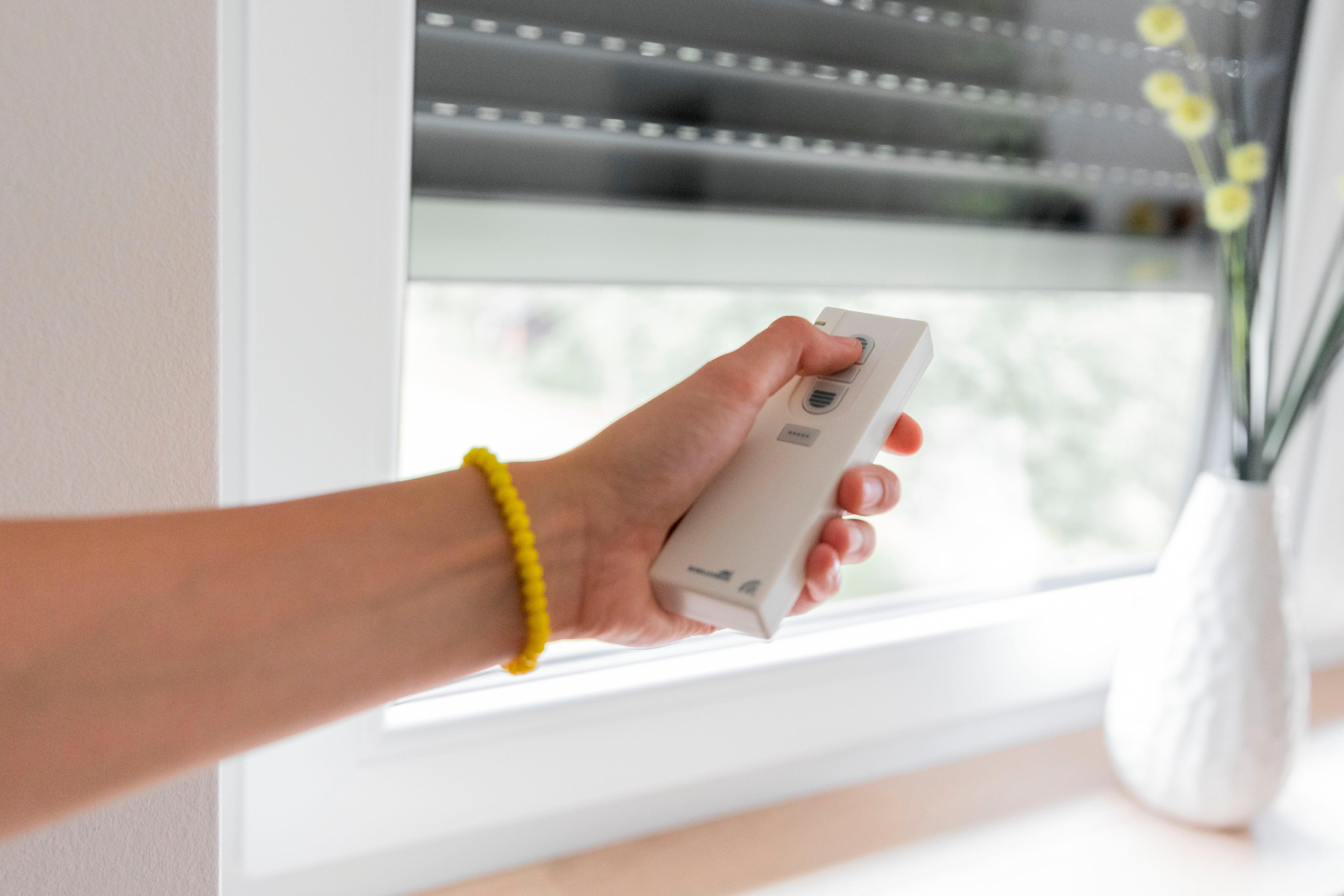 SCHELLENBERG Rollladen-Funksteuerung Funk-Handsender zur Bedienung von Markisen-, 2-tlg., Rollläden- oder Torantriebe, 1-Kanal Fernbedienung