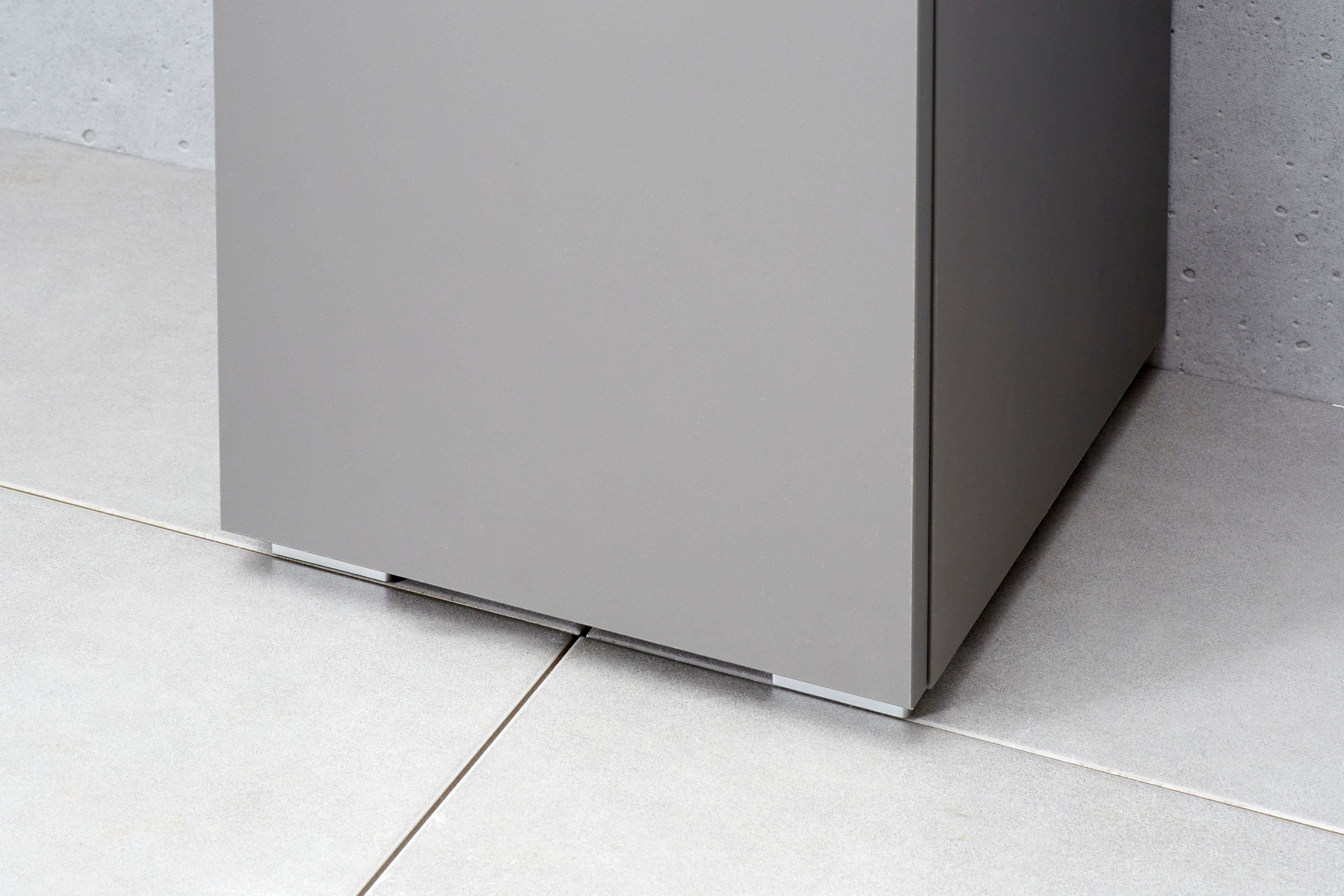 Saphir Möbelfuß Quickset Fuß-Set, 4er Set Sockelfüße, Silber matt, 2 cm hoch, (4-St), Möbelbeine aus Kunststoff, 4 Stück Badmöbel-Füße, Füße für Möbel