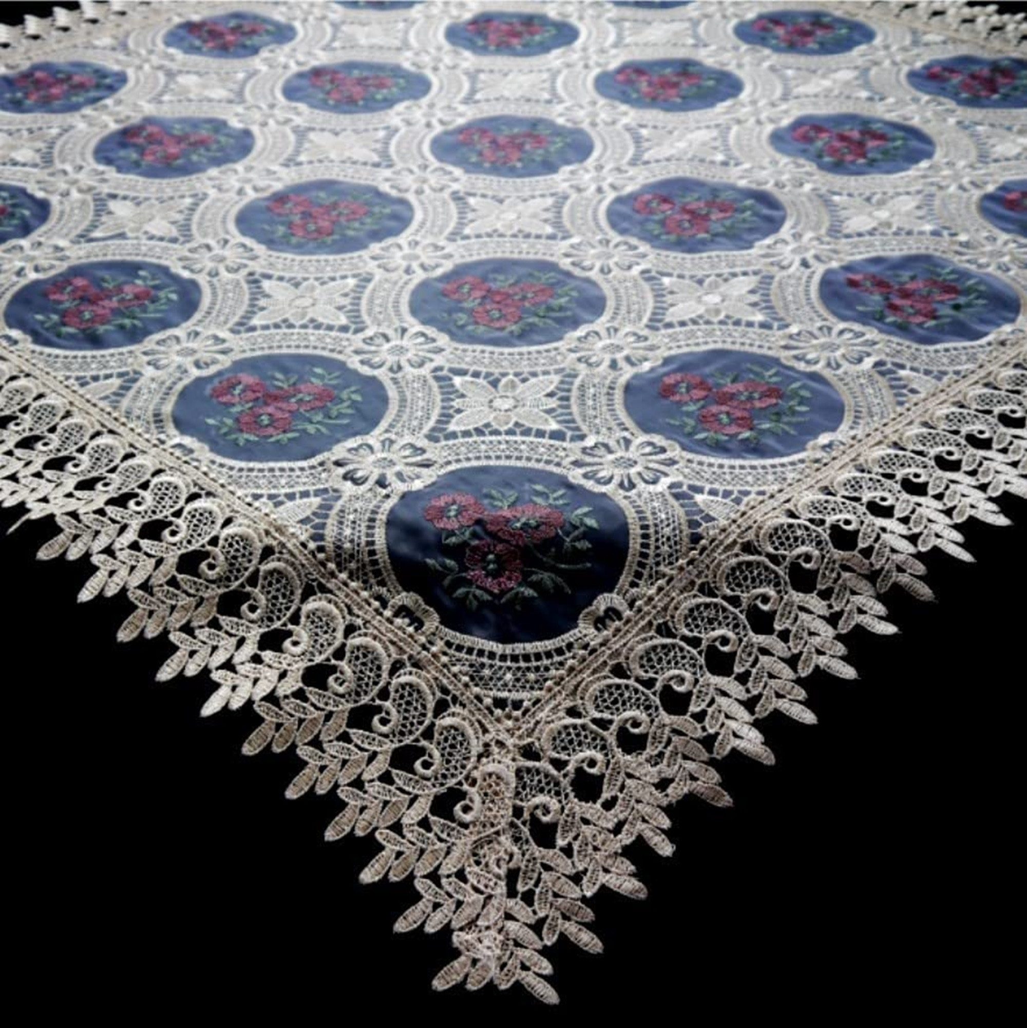 Tischdecke Spitzeneinsatz / Mitteldecke / 85x85cm / TW240015