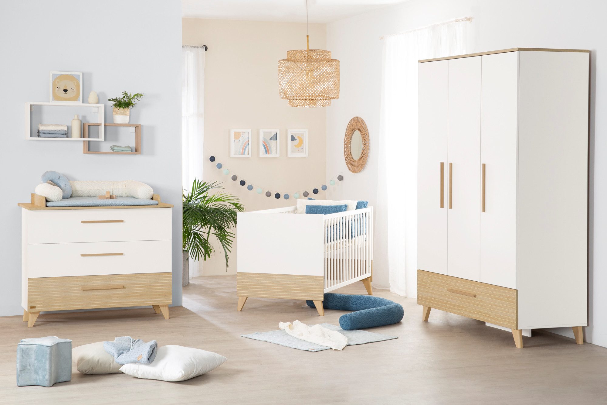 roba® Babyzimmer-Komplettset Theo - modernes Kinderzimmer in Weiß und Ulme - Holz, (Komplett-Set, 3-tlg., Babybett 70 x 140 cm, Wickelkommode, Kleiderschrank), Griffe & Füße aus Massivholz - Mit hochwertigen Fräsungen im Holz