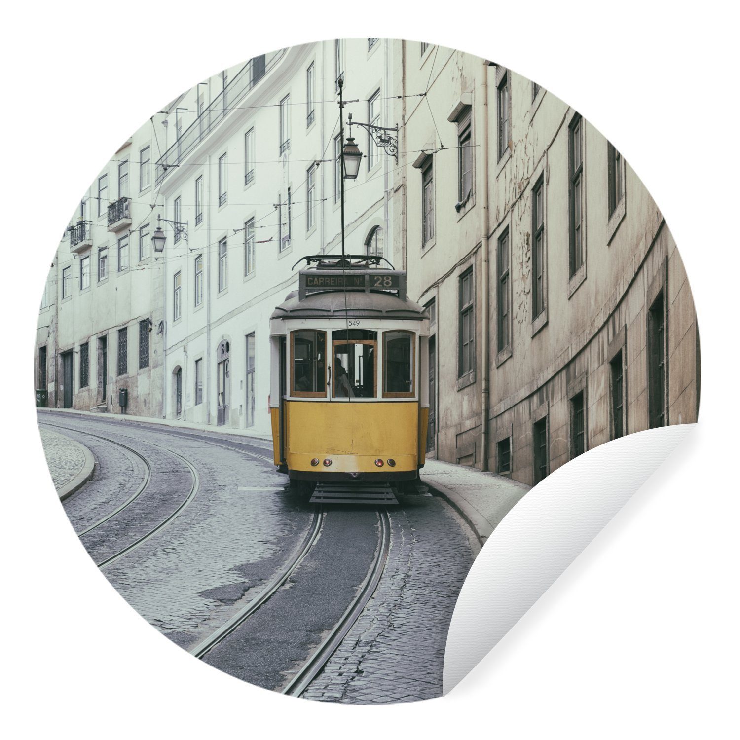 MuchoWow Wandsticker Die gelbe Straßenbahn fährt die steilen Straßen von Lissabon hinauf (1 St), Tapetenkreis für Kinderzimmer, Tapetenaufkleber, Rund, Wohnzimmer