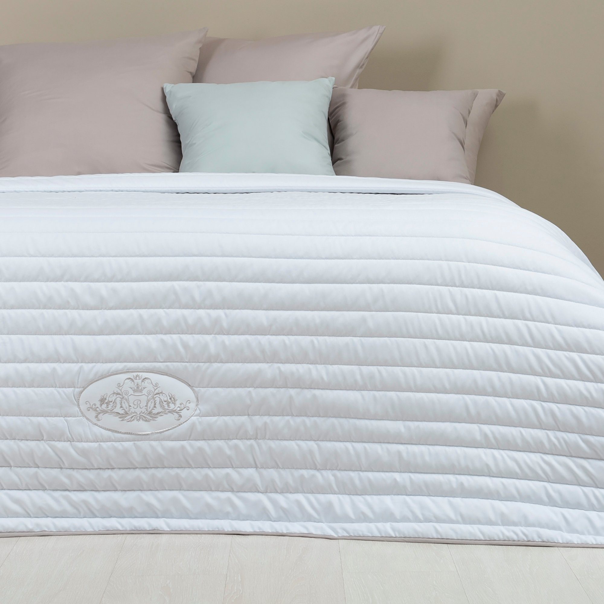 SEI Design Tagesdecke Royal mit gestickter Applikation, Wendefunktion