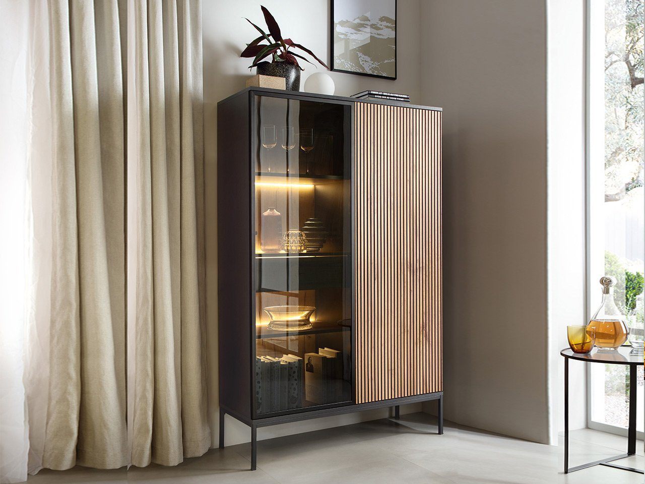 yourhouse24 Vitrine Sento WTSZ104 mit LED-Beleuchtung, Schwarze Untergestel günstig online kaufen
