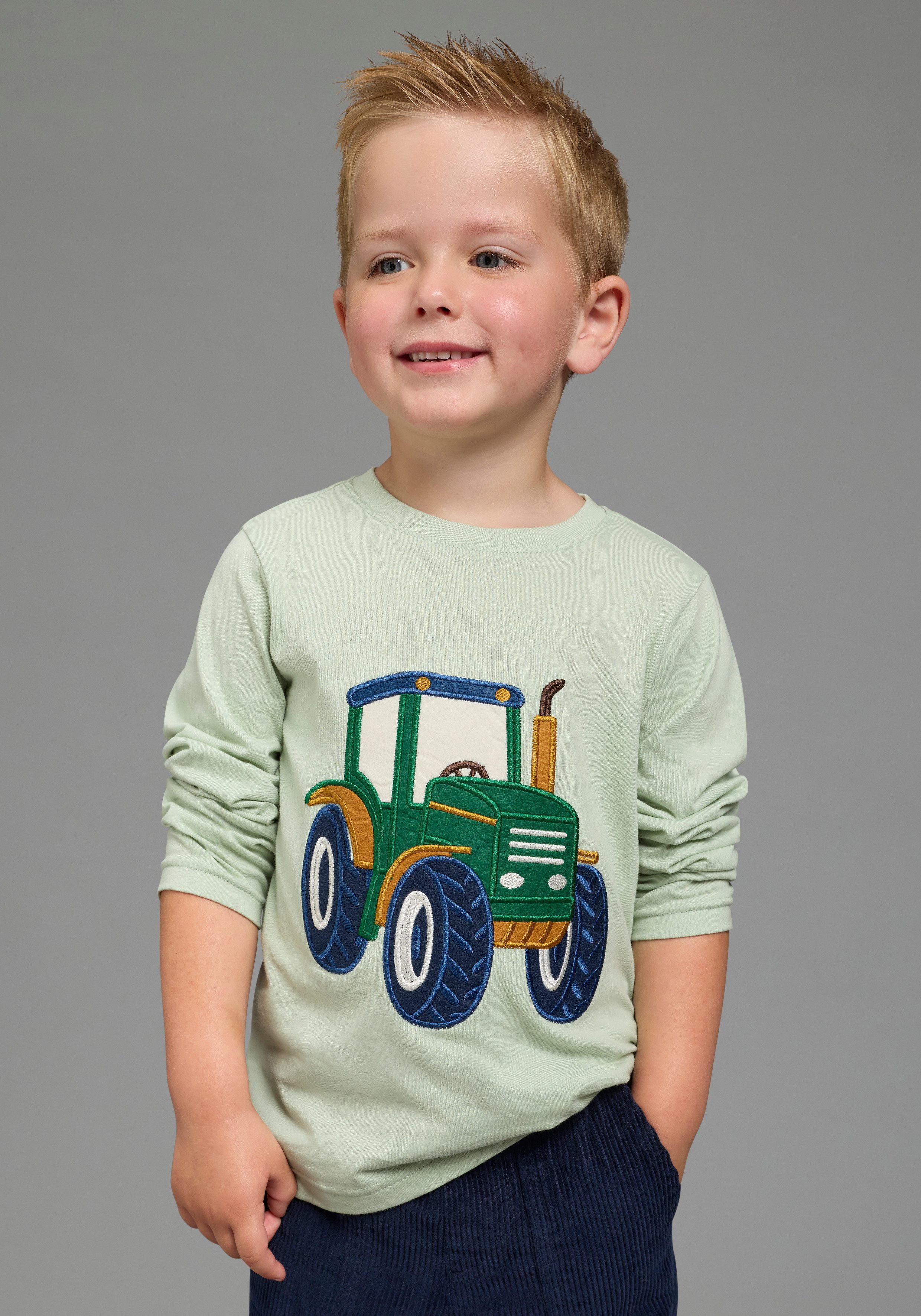 KIDSWORLD Langarmshirt Shirt mit großer Traktor Frottee-Applikation Traktor-Applikation,hüftlange Basic-Passform, Langarm, modischer Stil