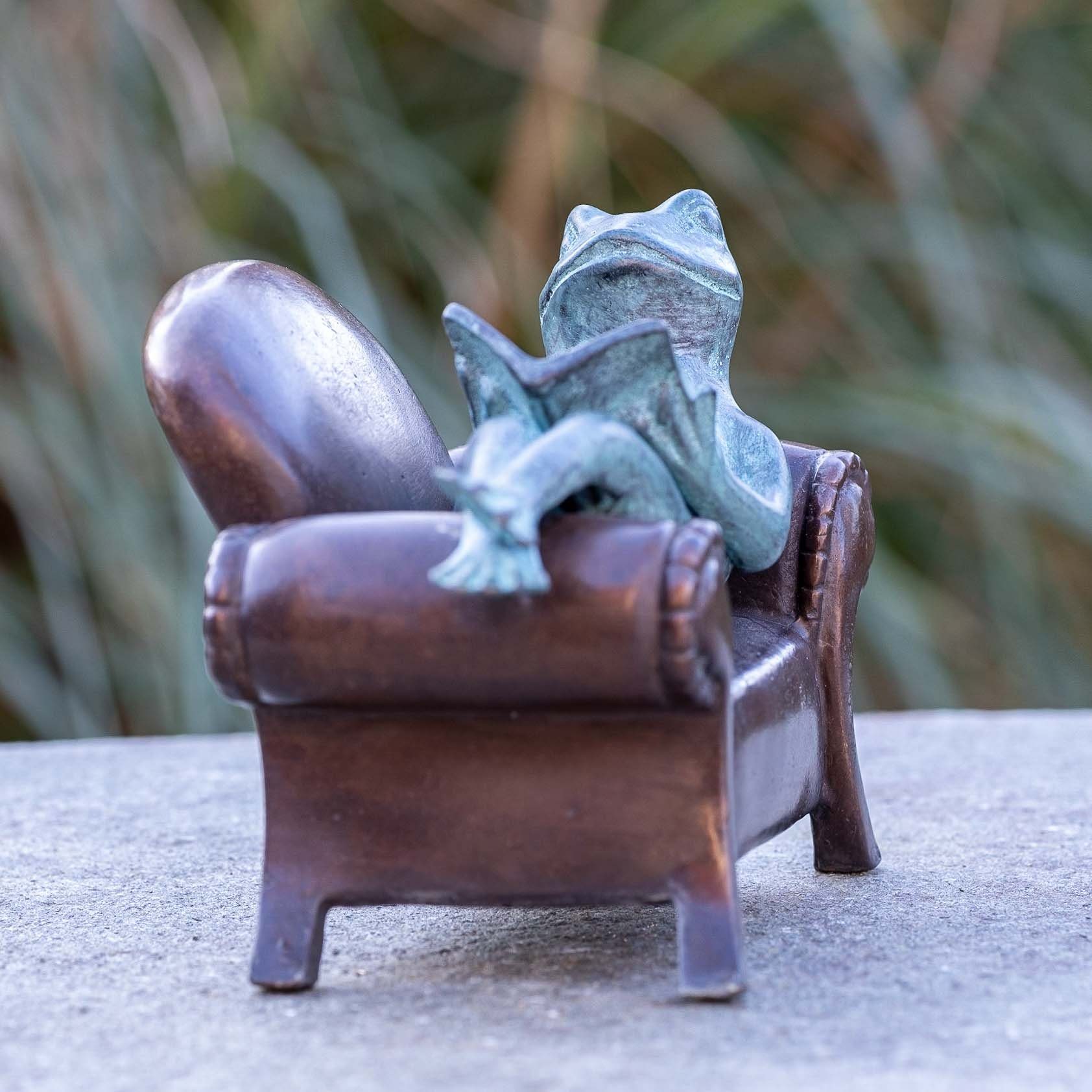 IDYL Dekofigur IDYL Bronze-Skulptur Lesender – Die Bronze UV-Strahlung. patiniert. robust Regen Langlebig Bronze und in Frost, in gegossen Sofa, und – – gegen werden Wachsausschmelzverfahren Modelle witterungsbeständig auf Frosch von sehr einem Hand