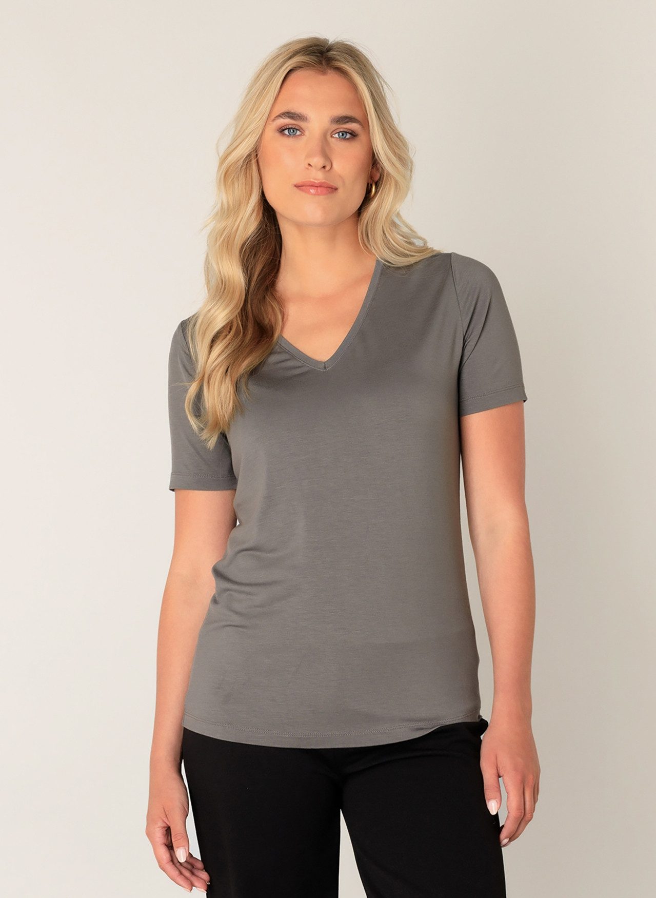 Base Level T-Shirt Yanic mit V-Ausschnitt