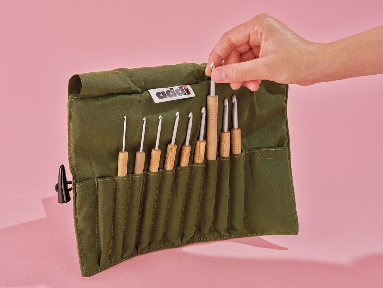 Thumbnail - addi Häkelnadeln addiWrap Olivenholz Häkelnadel Set im praktischen Stoff-Etui, Häkelnadel-Set in den Größen 2,0 bis 6,0 ...
