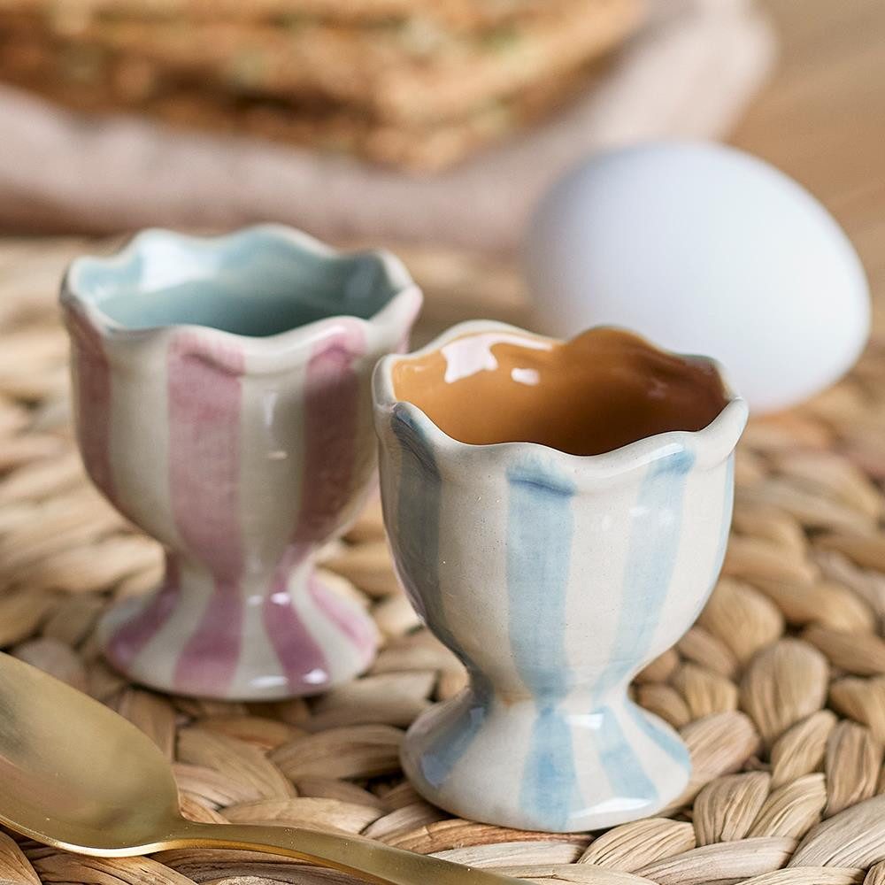 Bloomingville Eierbecher Willa Bunt, Steingut, 2er Set, dänisches Design, Frühstücksset, Gewellter Rand, Handbemalt, Streifendekor, Unikat