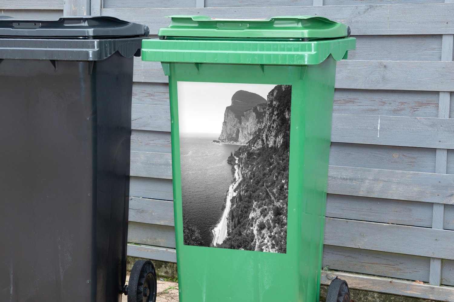 MuchoWow Wandsticker und Gardasee Klarer schwarz Mülleimer-aufkleber, in St), - blauer Mülltonne, (1 Sticker, Italien weiß Container, Abfalbehälter