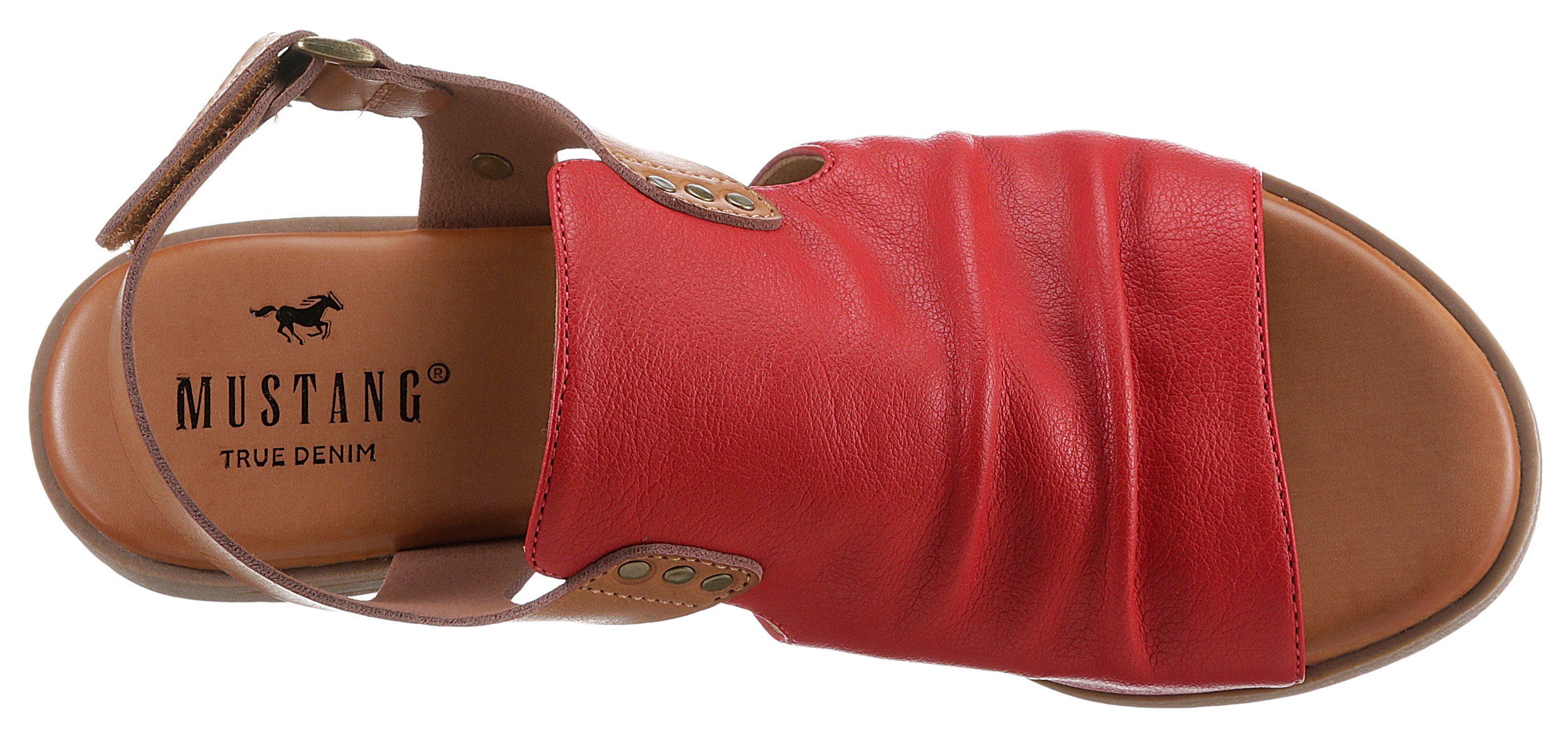 Mustang Shoes Fersenbereich im Klettverschluss Riemchensandale mit rot-braun
