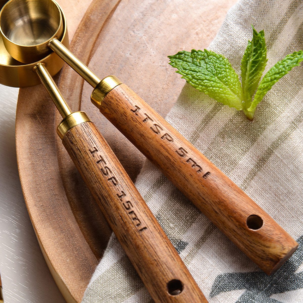 LAPAPRO Messlöffel Messbecher und Messlöffel, 8 Stück Edelstahl Messbecher Set, (SET, 4 Messbecher, 4 Messlöffel), Holzgriff mit Maßangaben, hochwertiger Edelstahl, goldpoliertes Finish