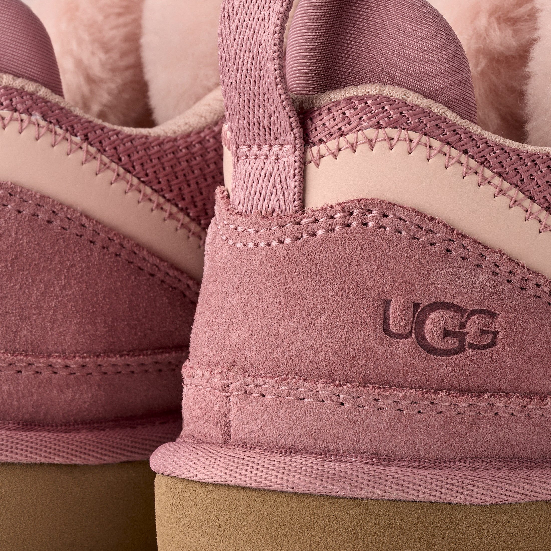 UGG LOWMEL Sneaker Kinderschuh, Halbschuh, Schnürschuh mit weichem Fußbett