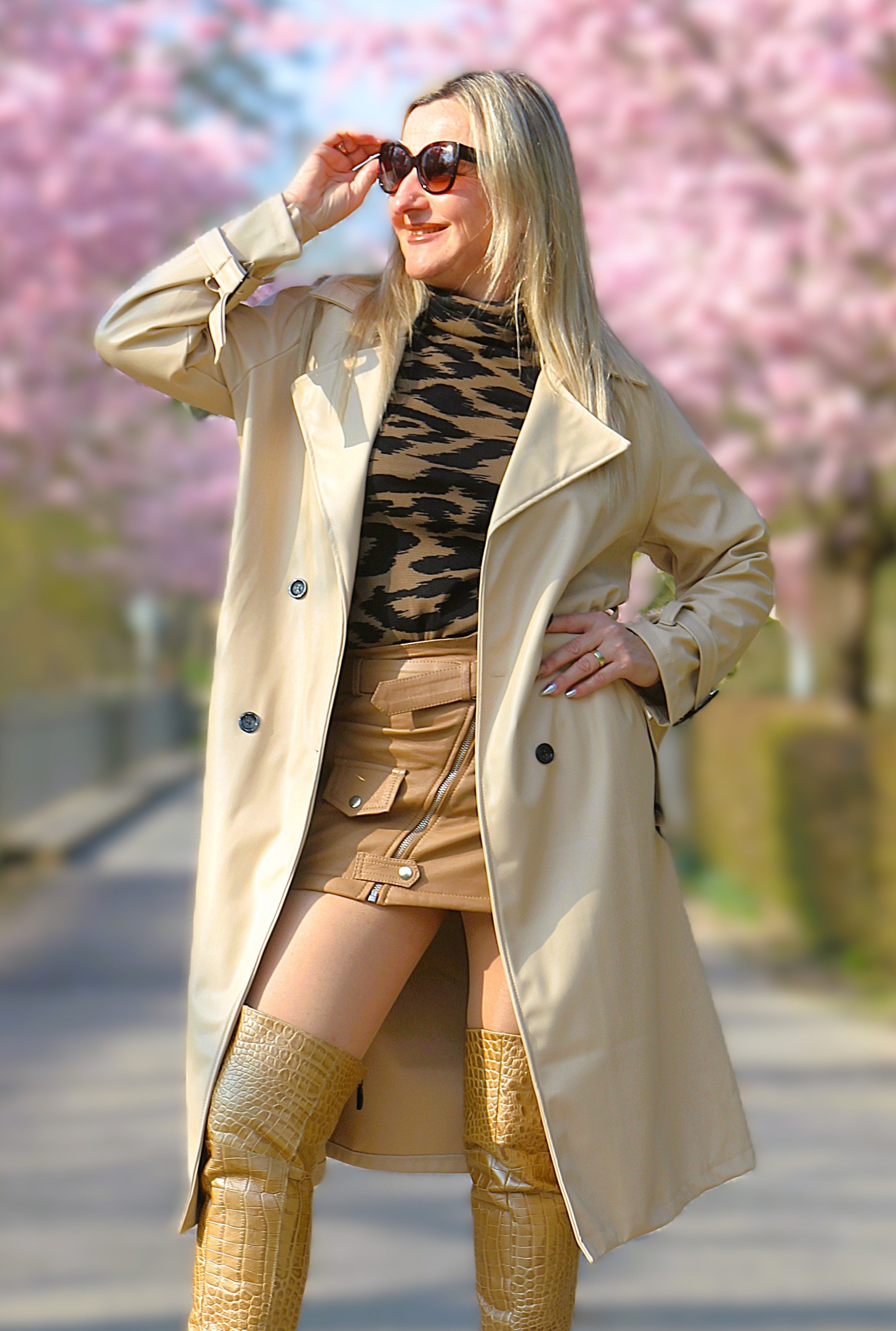 Be Noble Ledermantel Mailand beige und schwarz Eleganter langer Trenchcoat aus hochwertigem Kunstleder